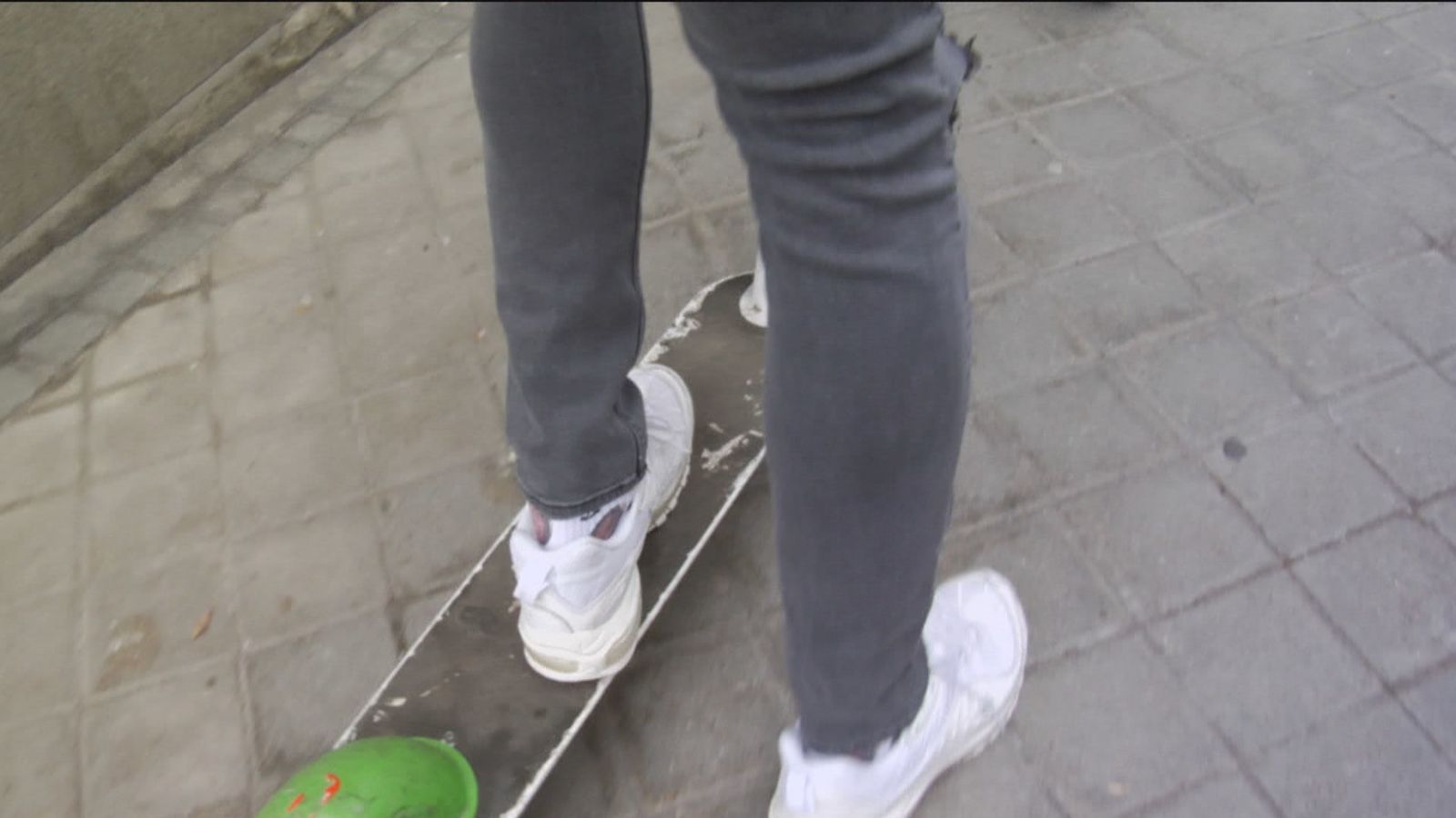 Un joven en un patinete