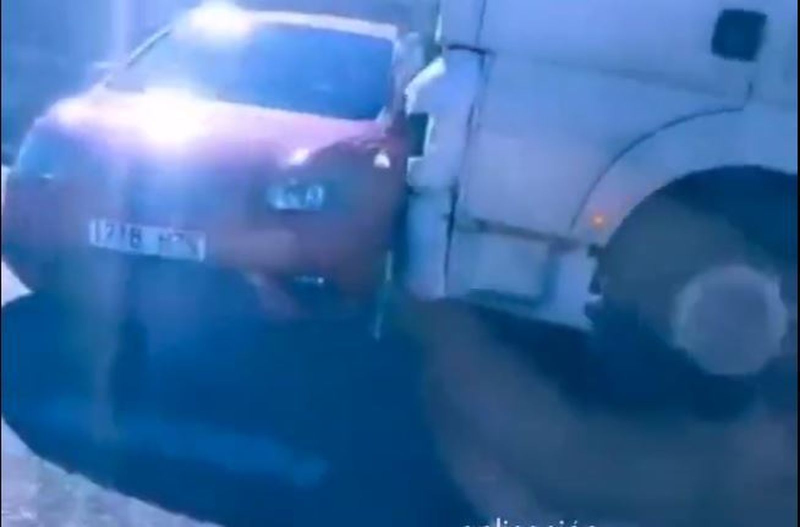 Un camión arrastra un coche
