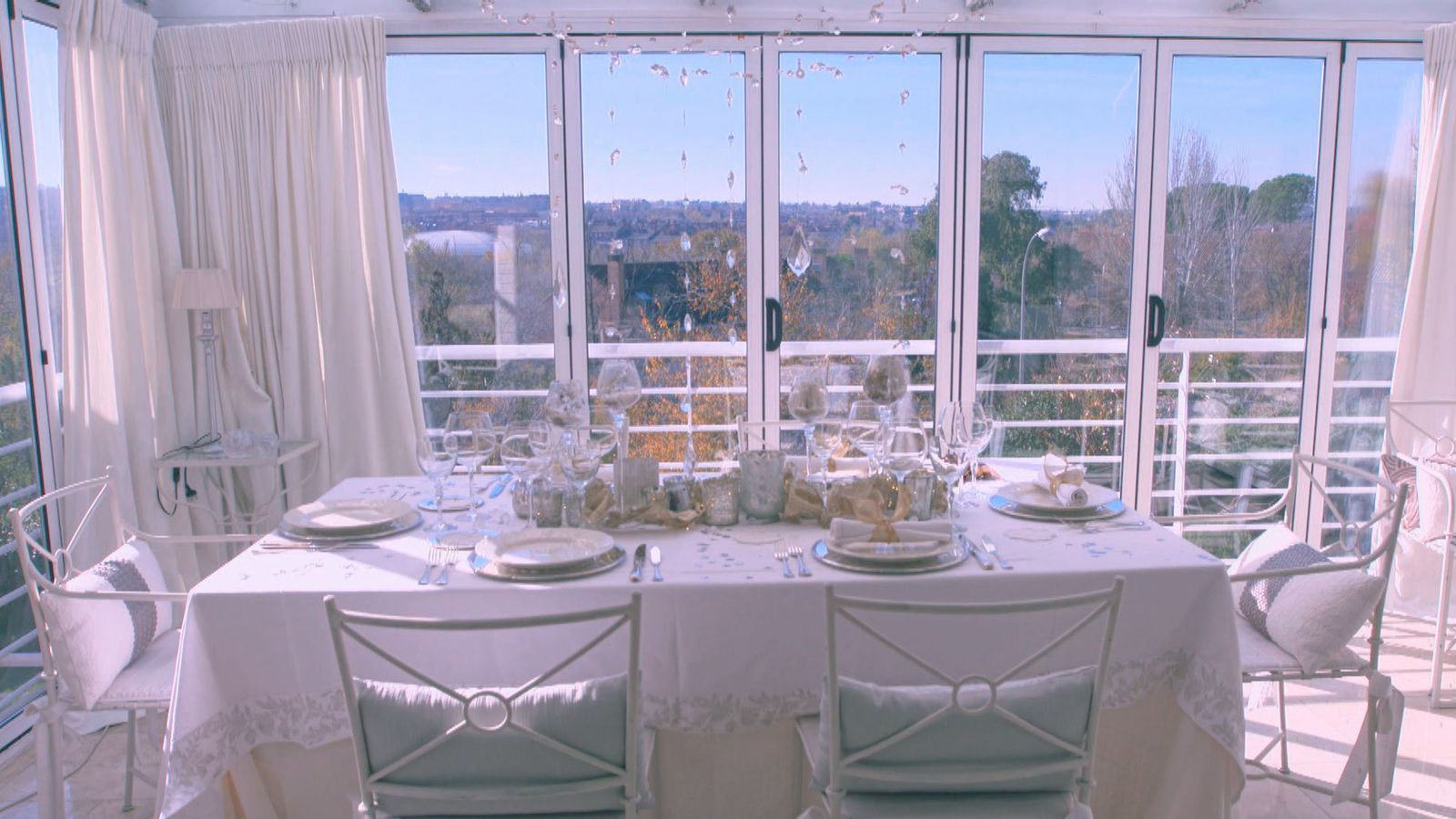 Aunque lo mejor de la casa es casi esta terraza, que se abre de par en par en verano y nos deja apreciar unas vistas fantásticas.