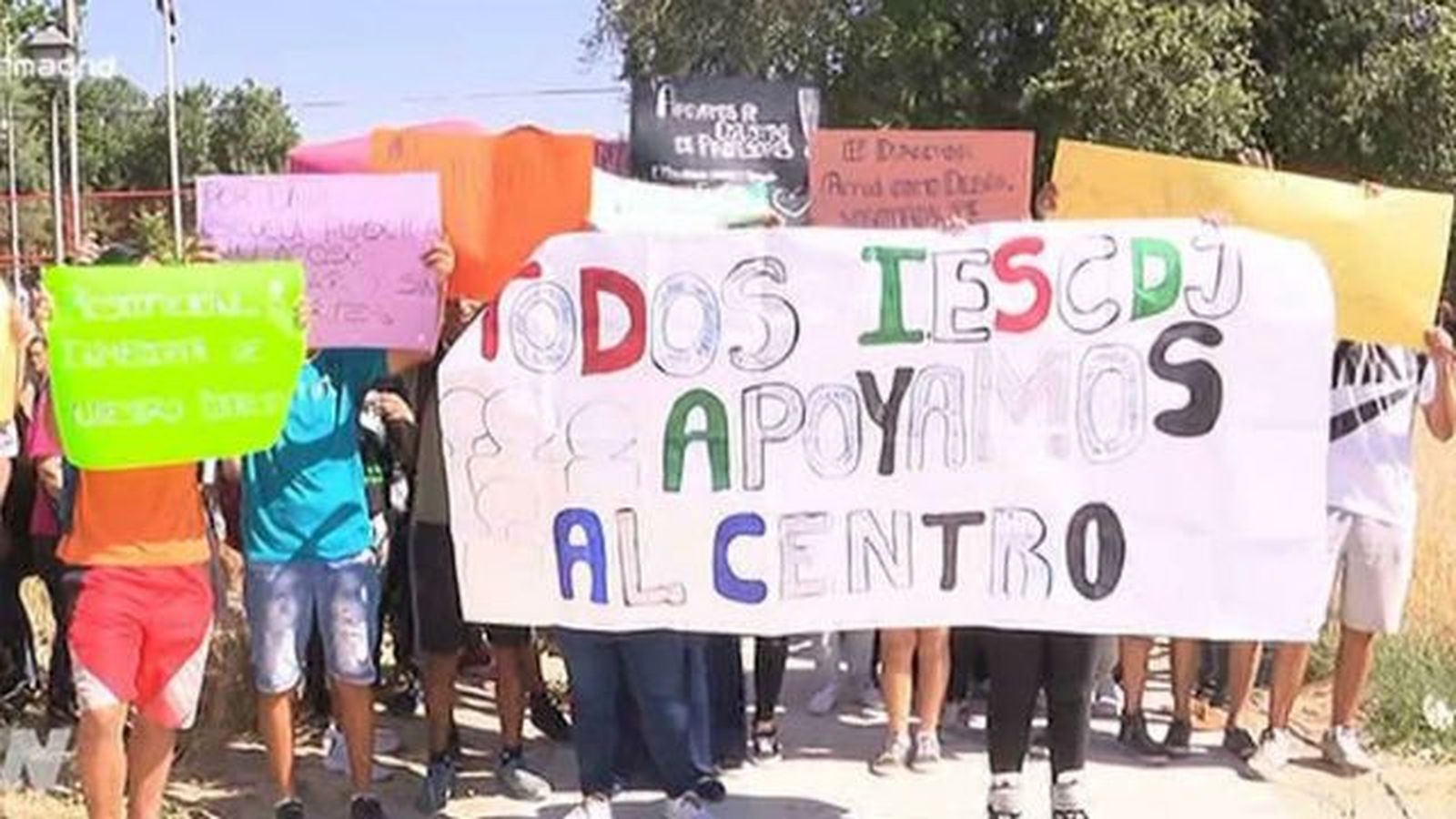 Padres y alumnos del "Ciudad de Jaén" se concentran a las puertas del centro