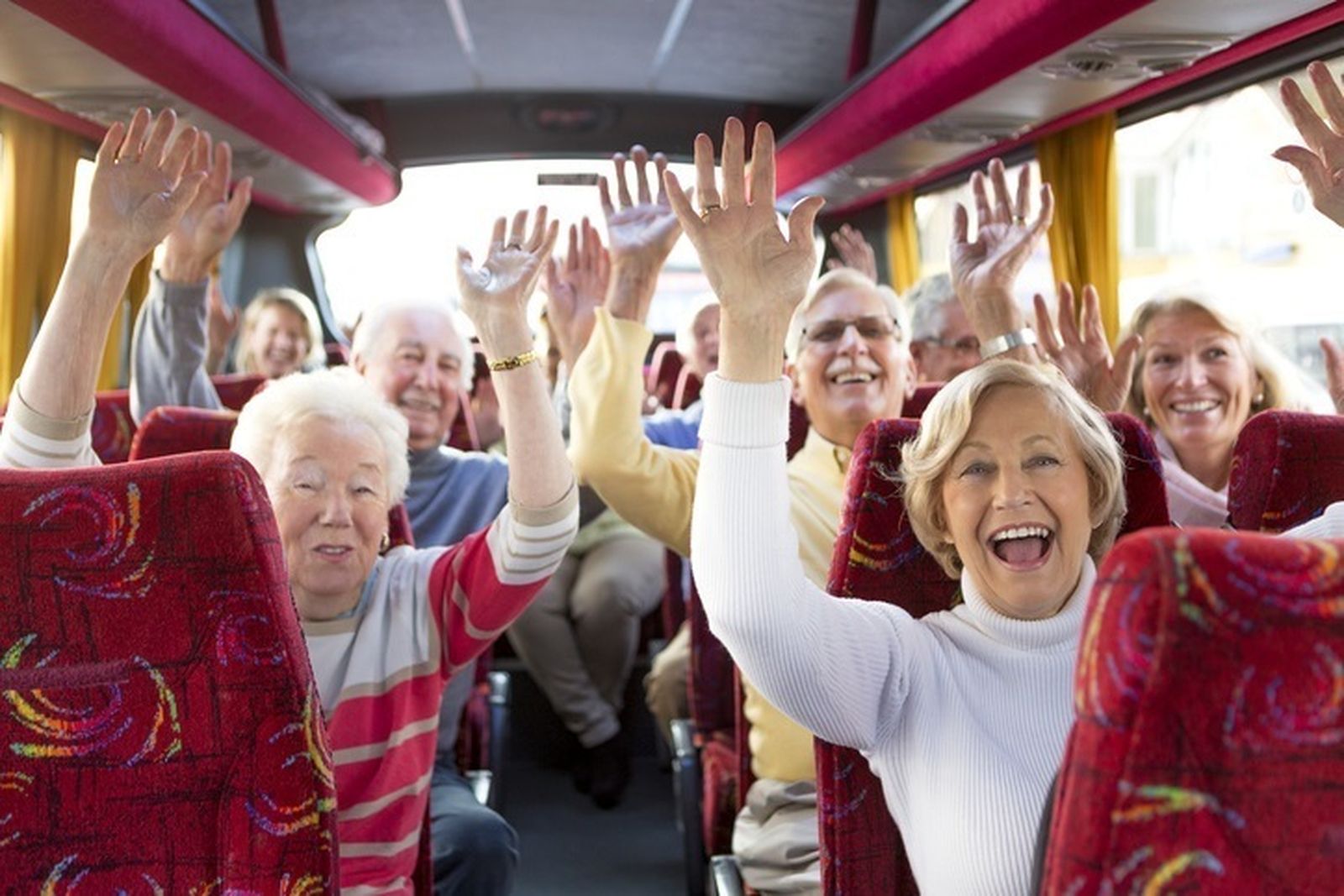 Personas mayores en un autobús camino de las vacaciones