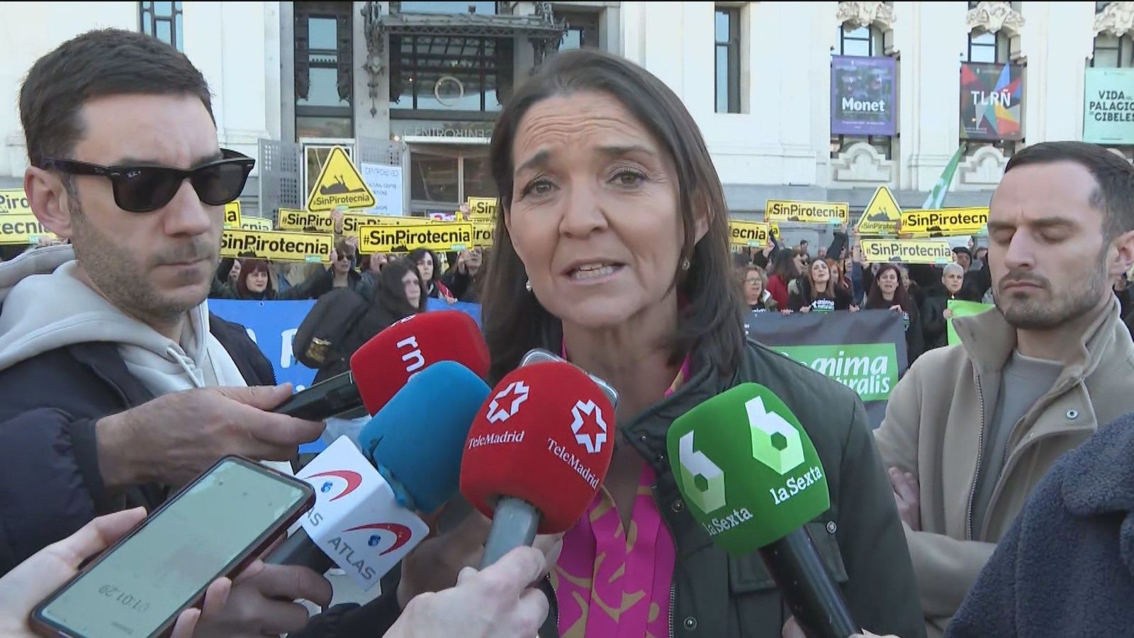 Protesta de asociaciones animalistas y partidos de la oposición por la mascletá de Madrid Rio