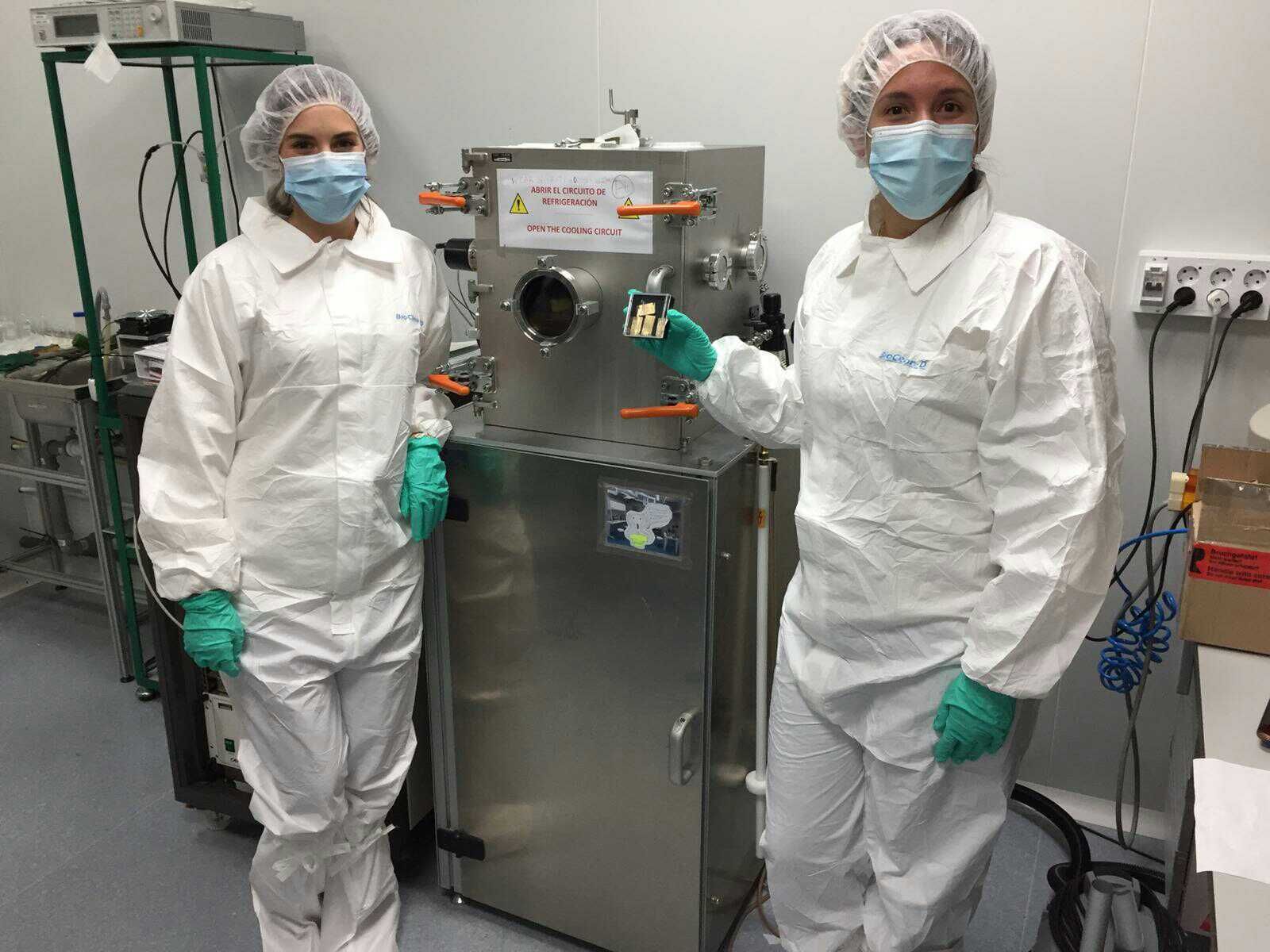 Dos investigadoras de la empresa mostoleña B5TEC