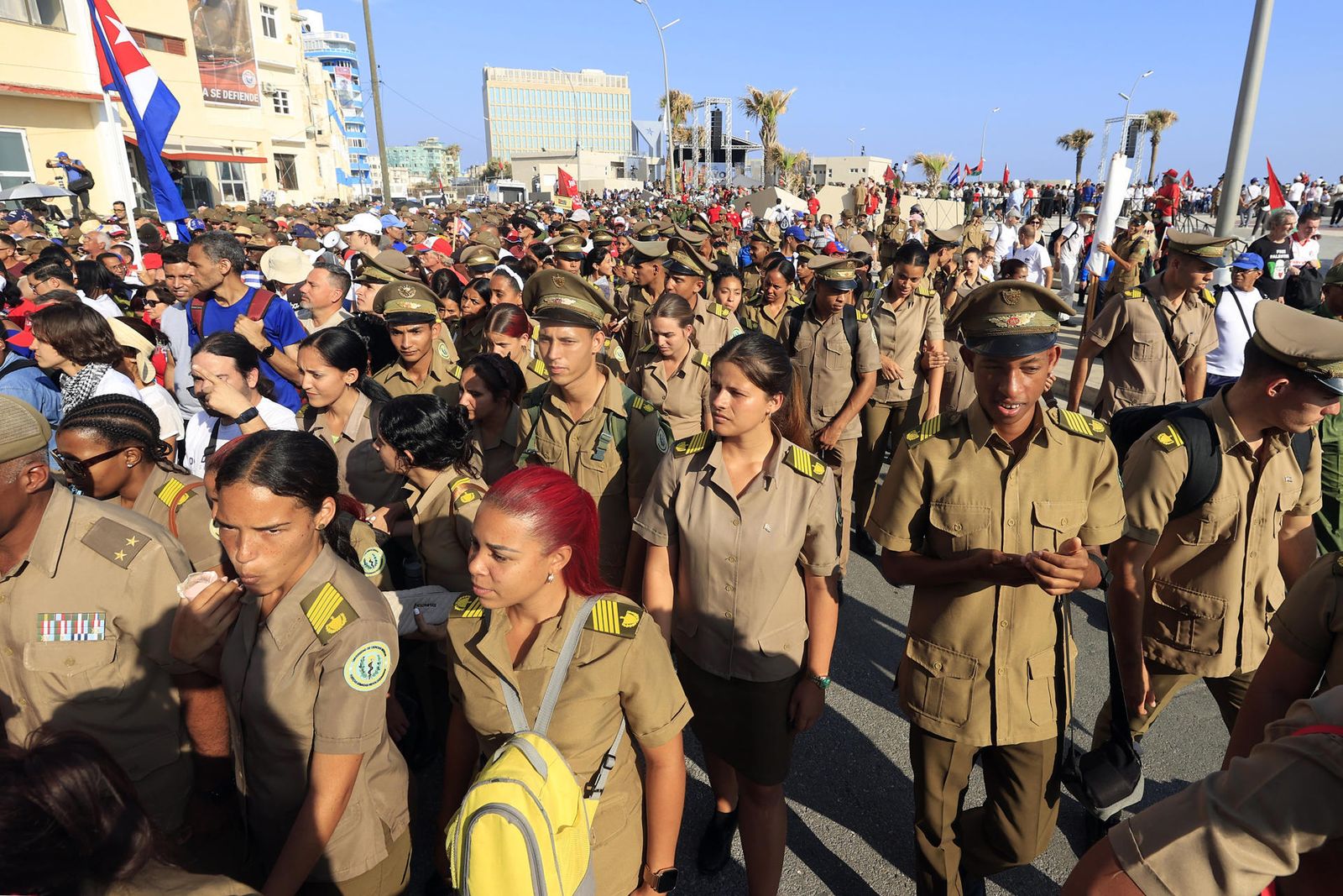 Integrantes de las Fuerzas Armadas Revolucionarias de Cuba asisten a la conmemoración del Día Internacional del Trabajo este viernes, en La Habana