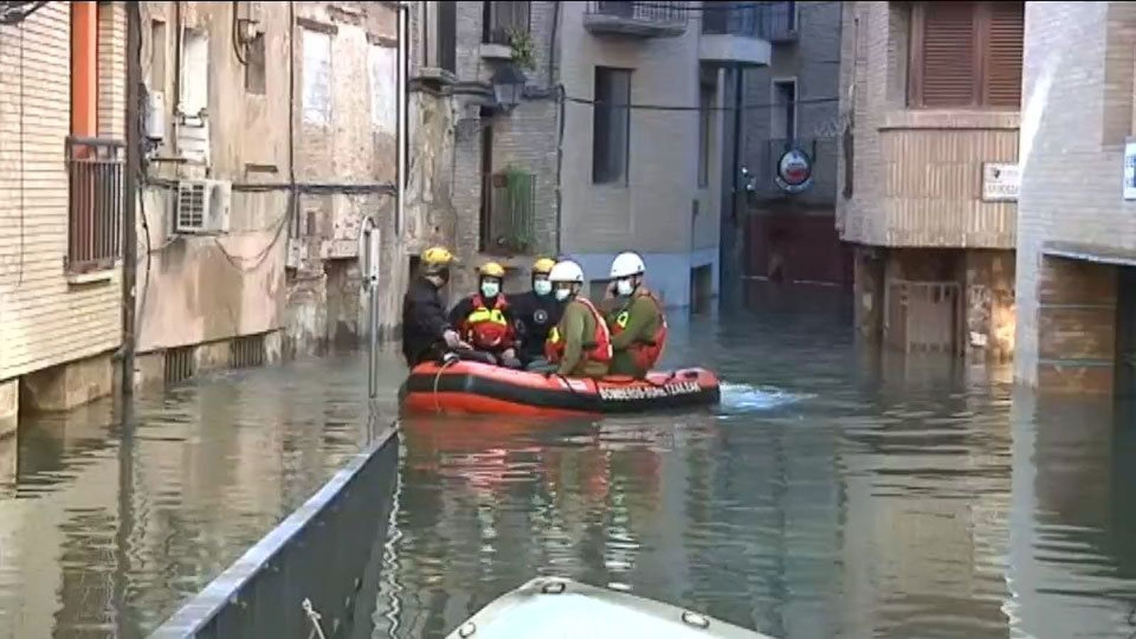 Aragón se prepara para lo peor ante la crecida del Ebro que inundó Navarra