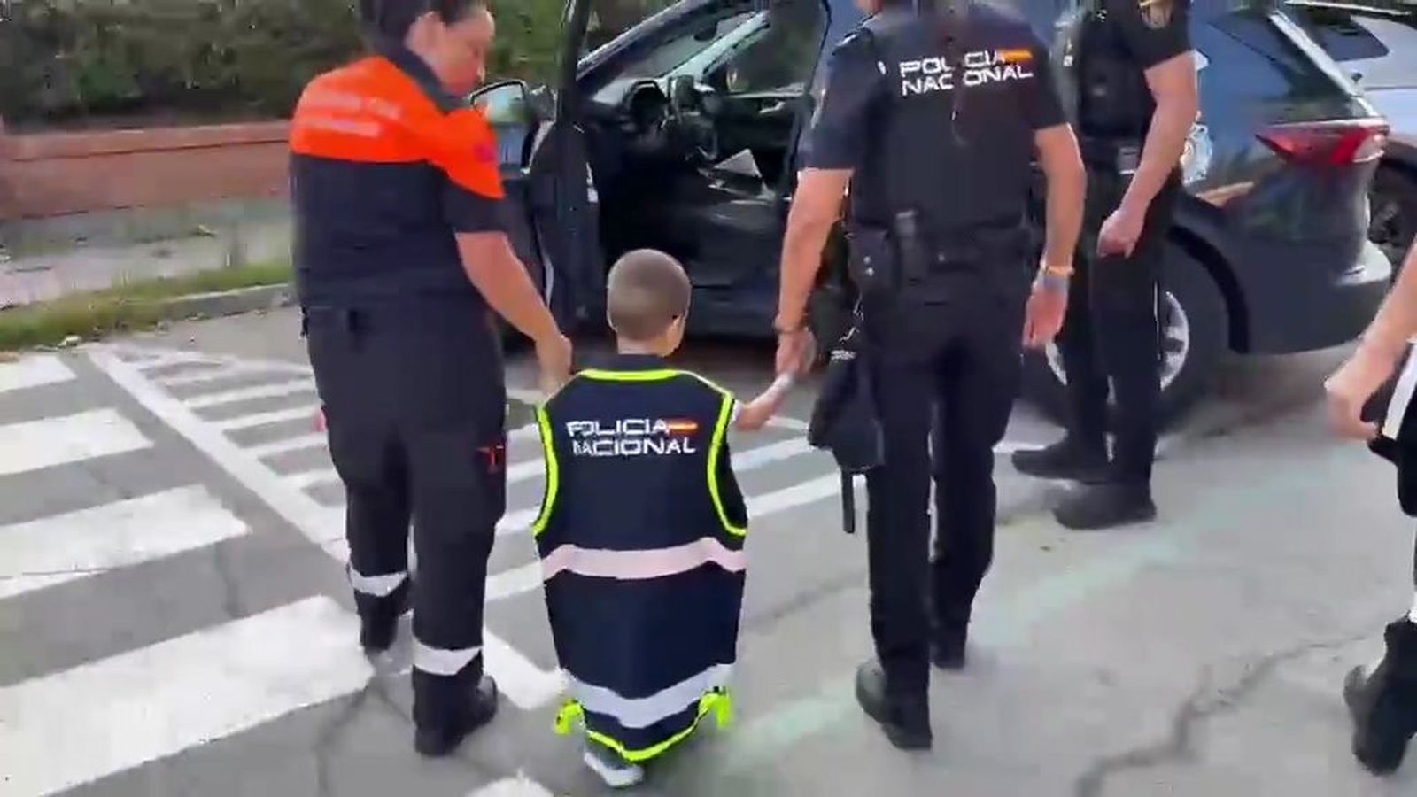 Bilal, un niño ciego de 4 años, emociona a la Policía Nacional tras ser realojado por el incendio de la Sierra Oeste de Madrid