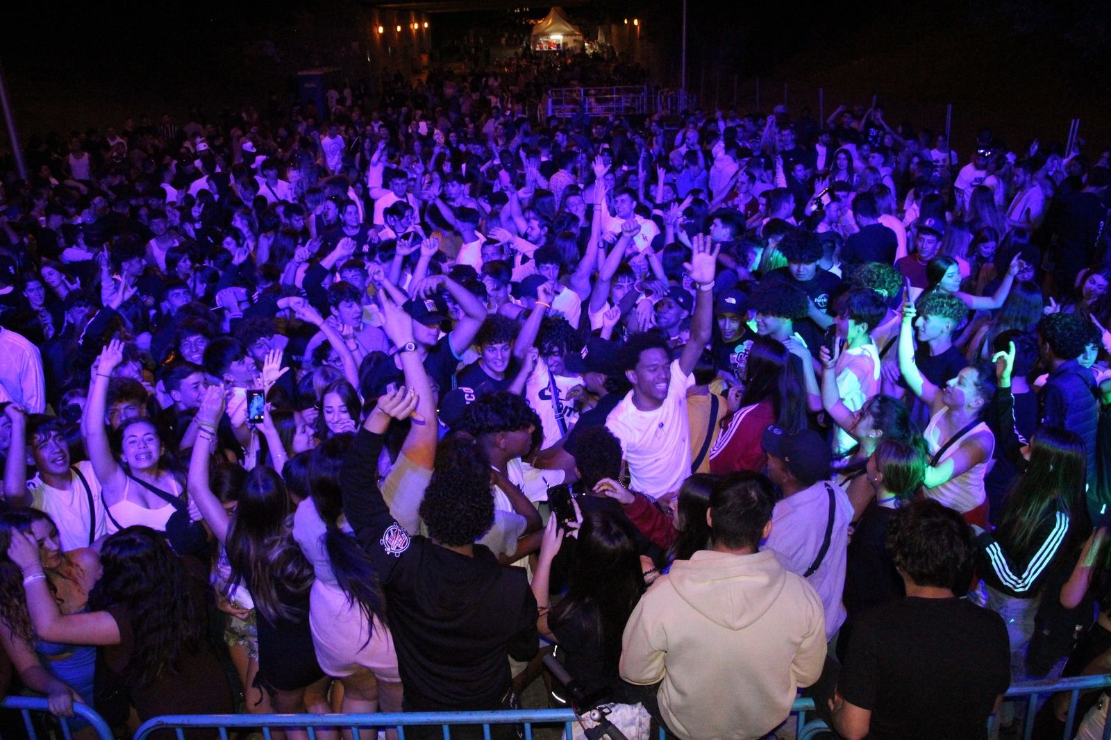 Asistentes a uno de los conciertos de las fiestas del barrio de Butarque (Villaverde)