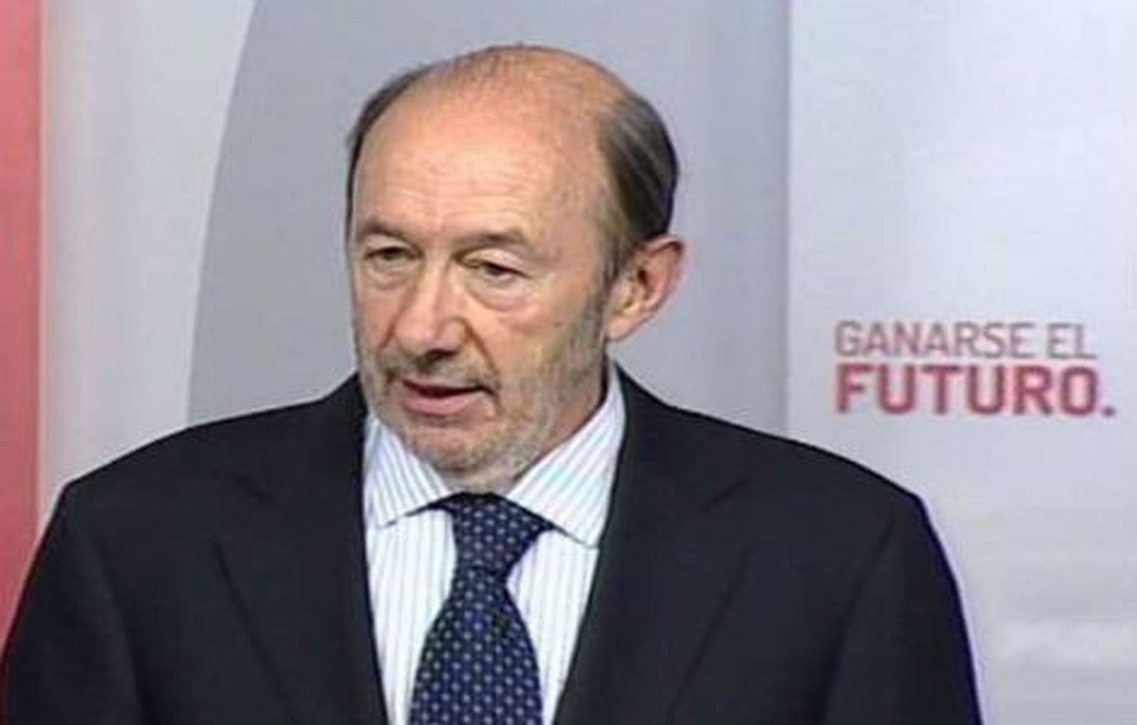 Rubalcaba envía a Rajoy su propuesta de pacto con nueve puntos de discusión