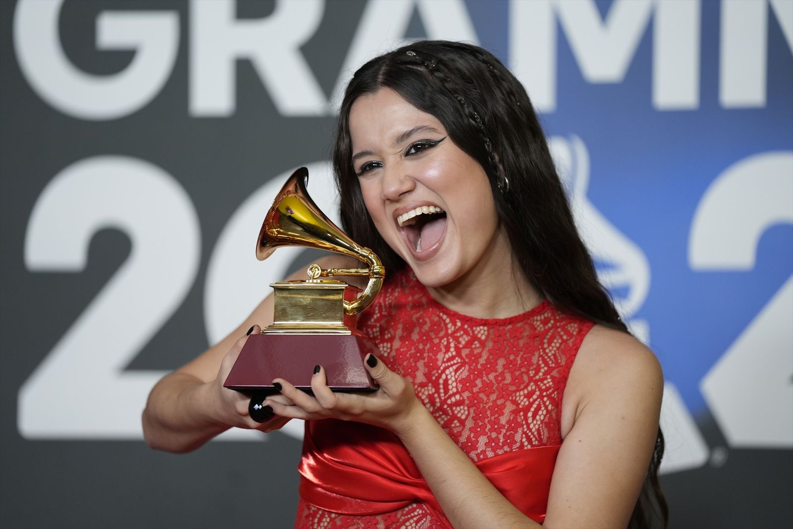La cantante Joaquina, posa con el Grammy a mejor nuevo artista