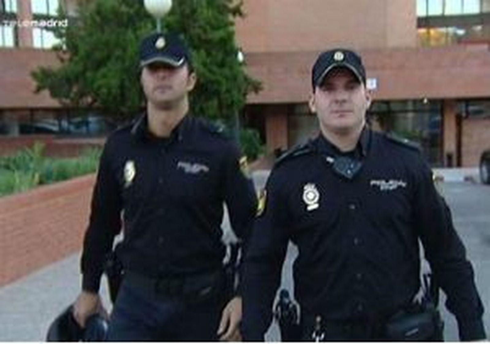 Dos policías fuera de servicio rescatan a dos mujeres atrapadas en sus coches tras un accidente en la M-50