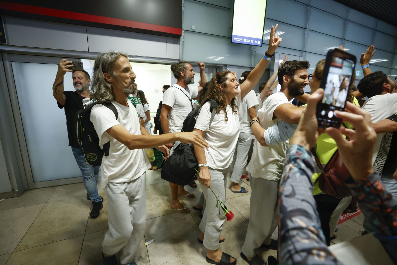 Llega a Madrid el primer grupo de 21 activistas españoles de la Flotilla