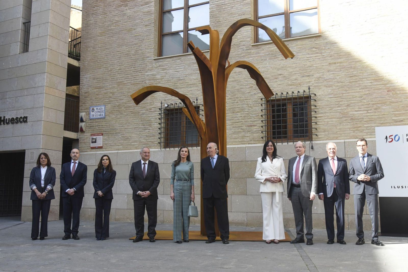La reina Letizia, en Huesca, ante el árbol de la reina Petronila