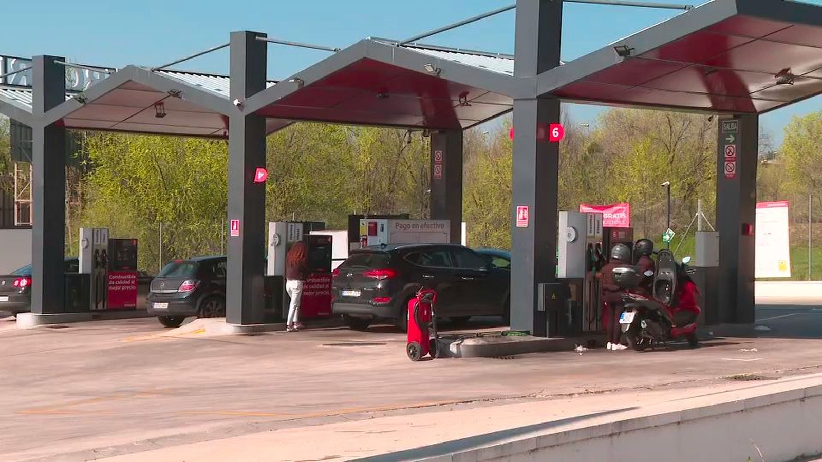 Primer día tras la rebaja del IVA en los carburantes: los conductores la notan, aunque la consideran insuficiente