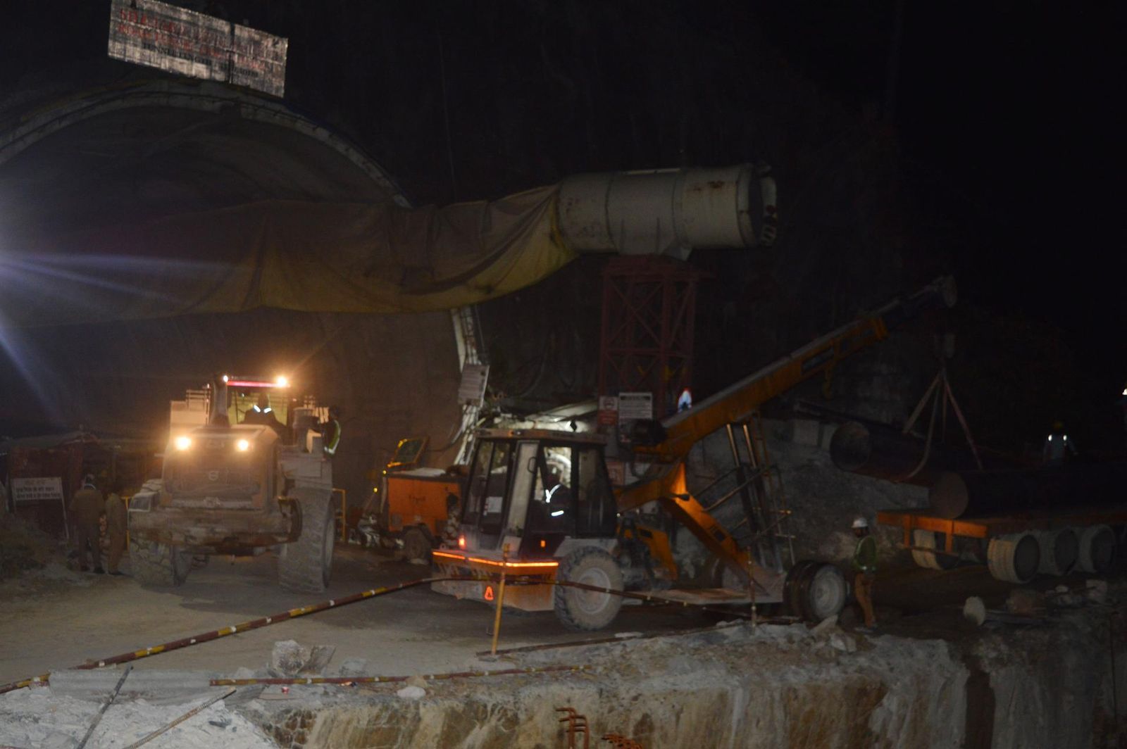 Rescate de personas atapadas en un túnel colapsado en la India