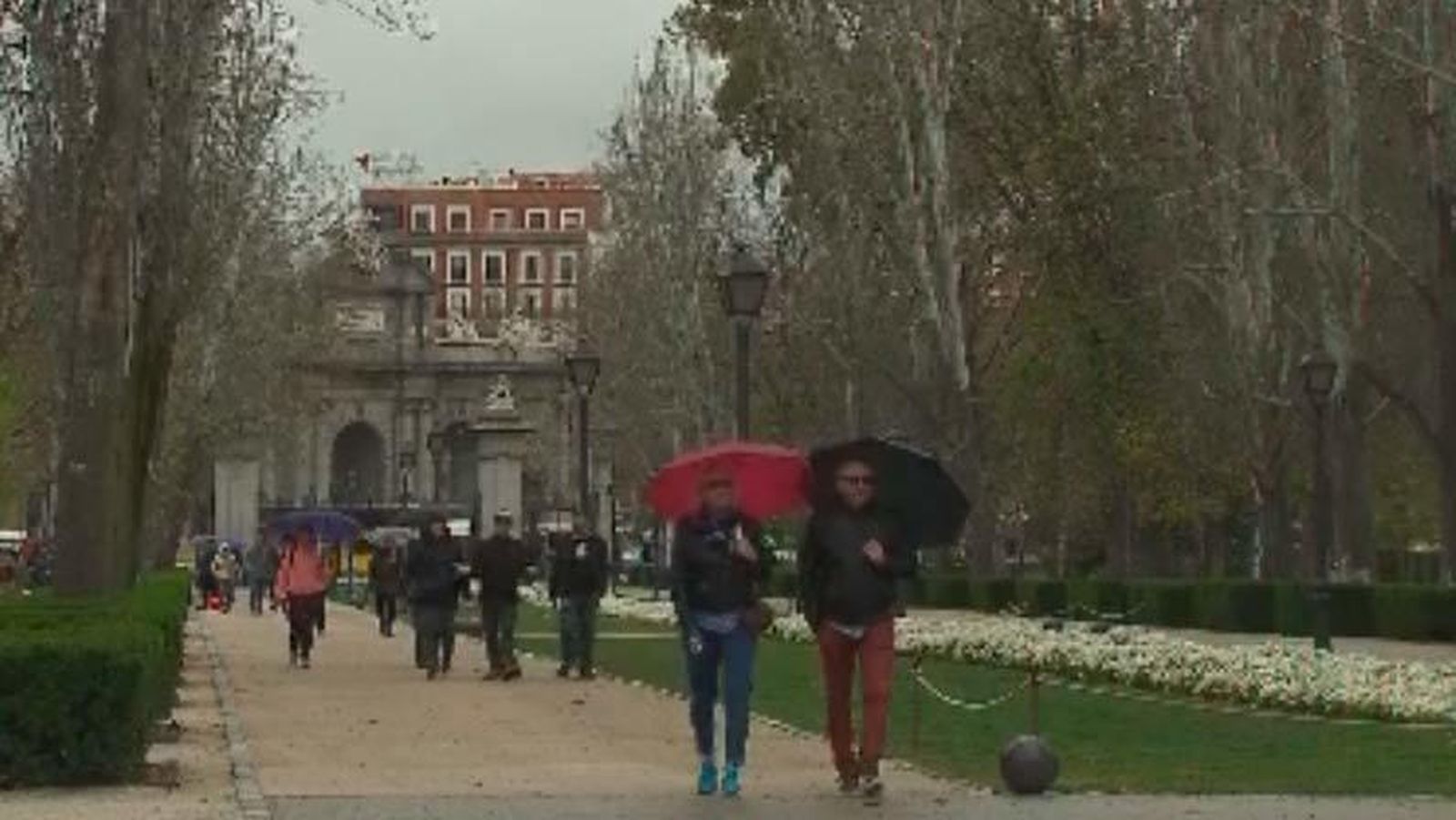 El Retiro reabre sus puertas con zonas balizadas tras catorce días cerrado