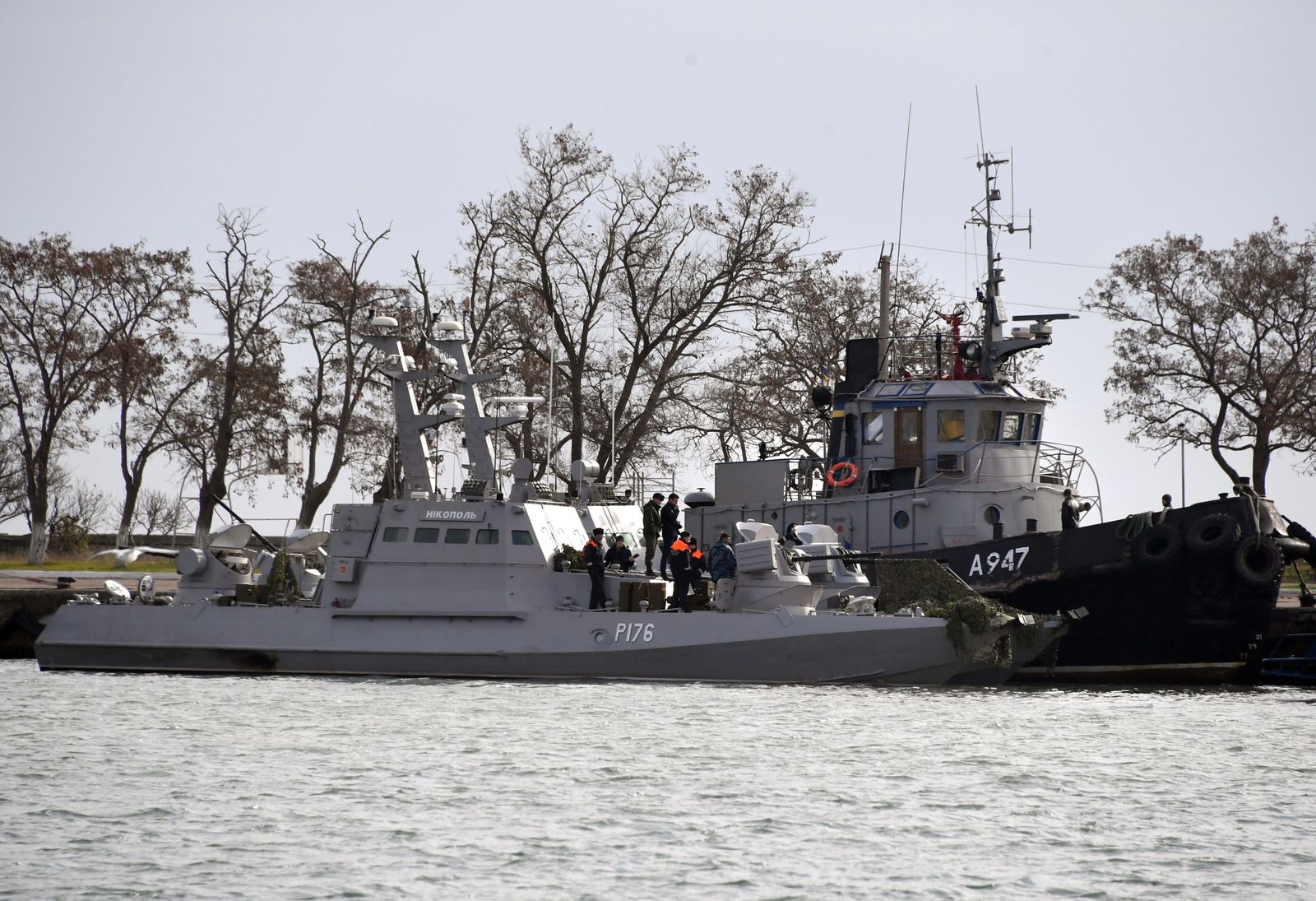 Un buque de guerra ucraniano y un remolcador permanecen en el puerto de Kerch