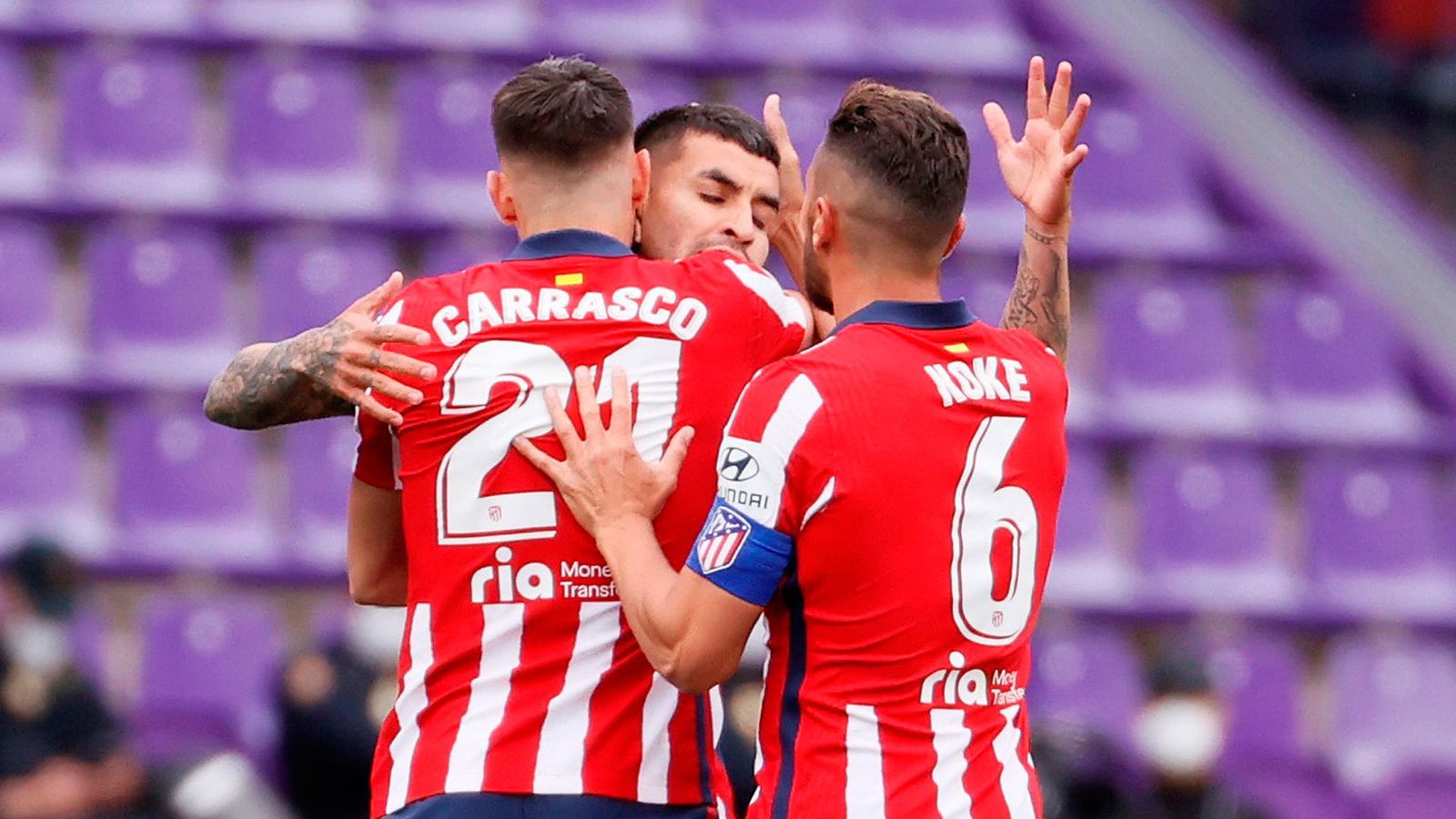El delantero argentino del Atlético de Madrid Ángel Correa  celebra su gol, primero del equipo ante el Real Valladolid