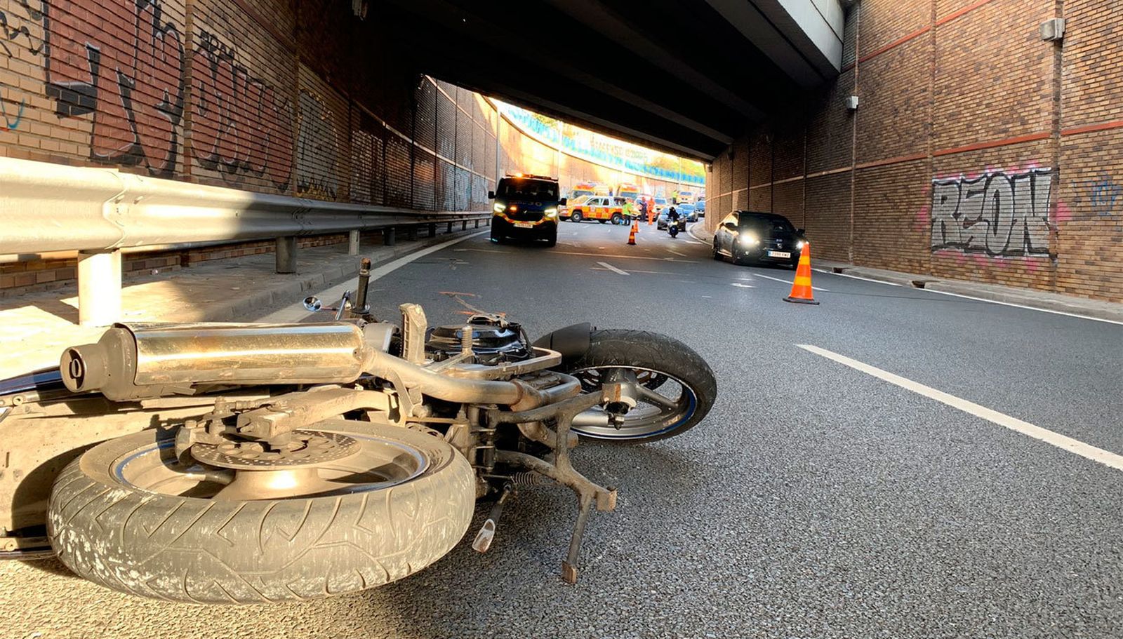 Accidente de moto en la avenida de la ilustración