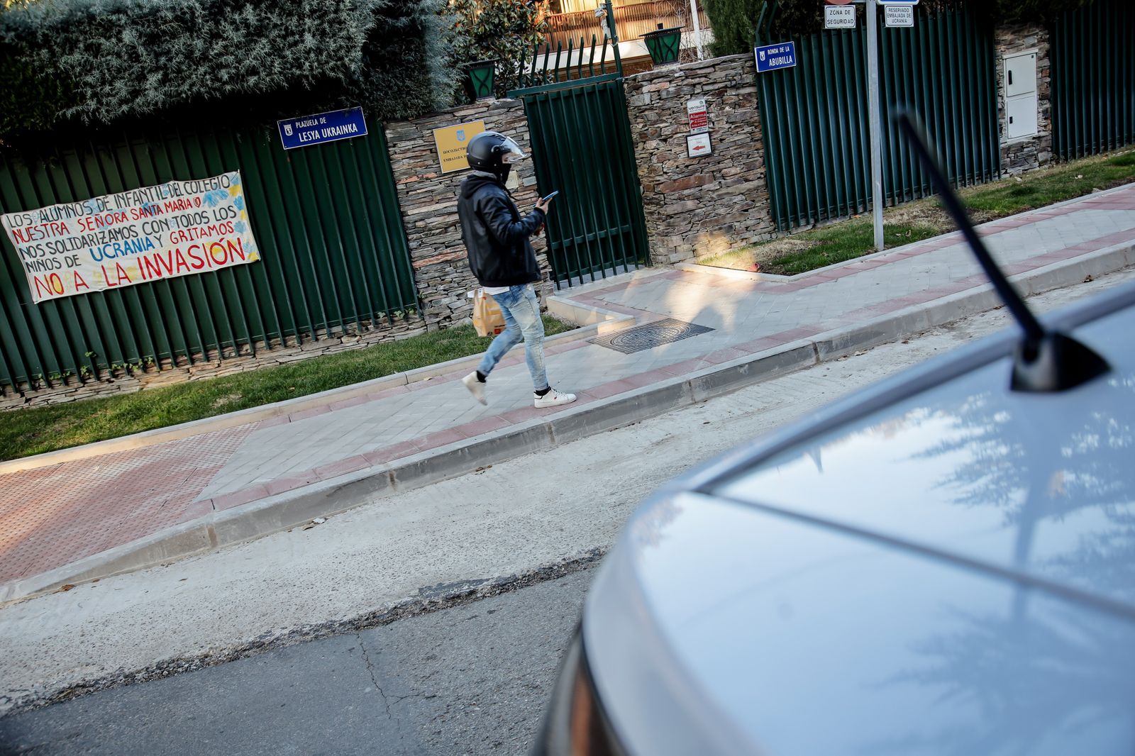 Un hombre pasa por la puerta de la embajada de Ucrania tras ser acordonada