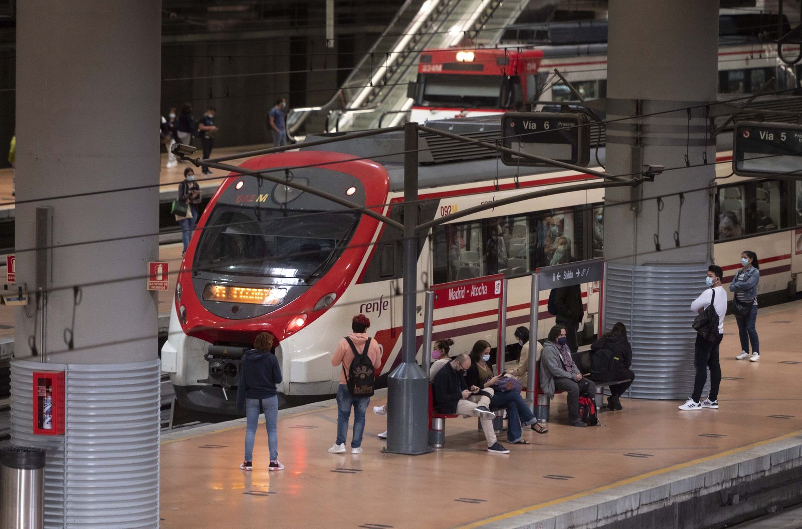 Viajeros esperando el Cercanías en la estación de Atocha