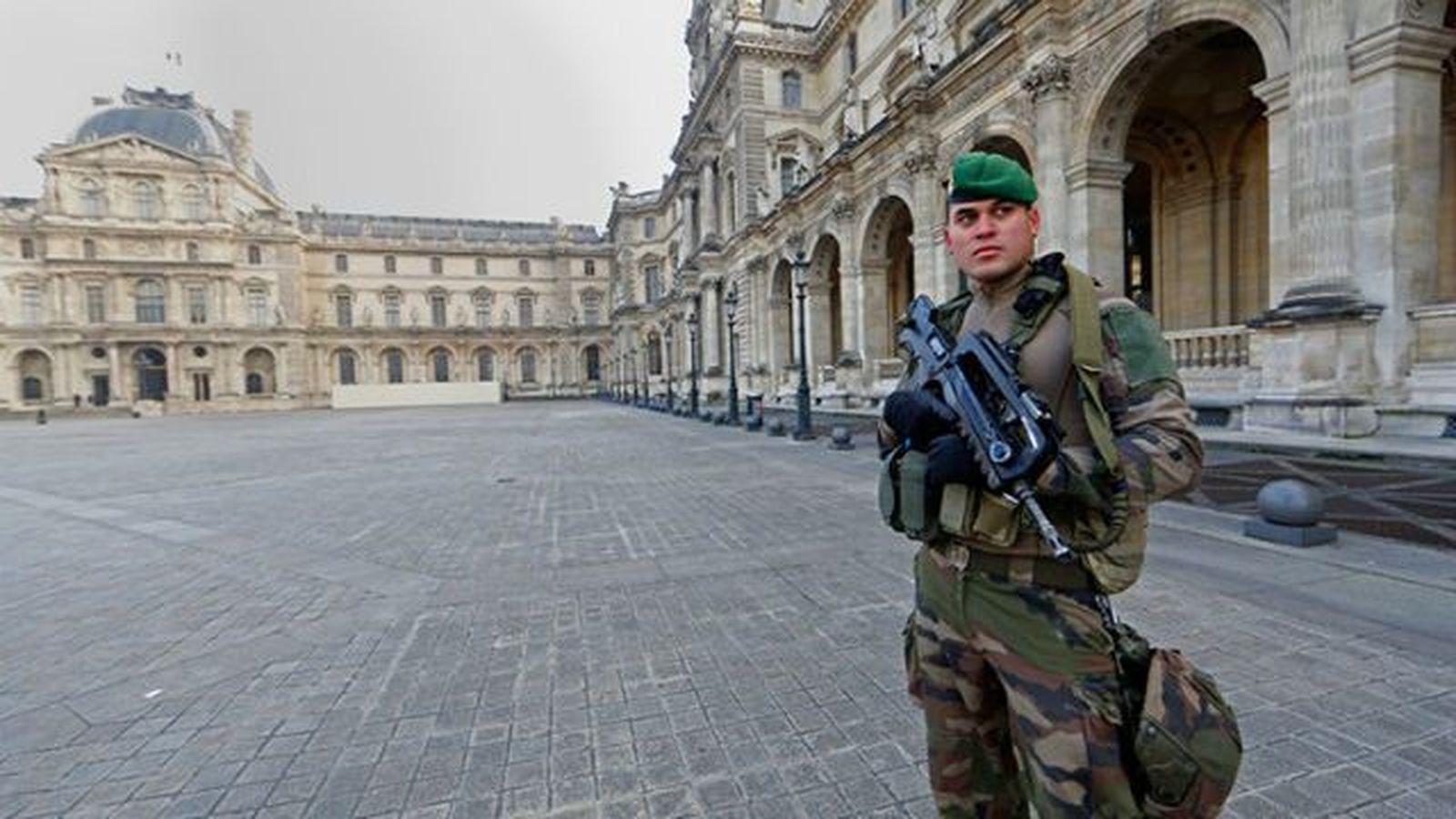 Un hombre ataca con un machete a grupo de militares junto a museo del Louvre