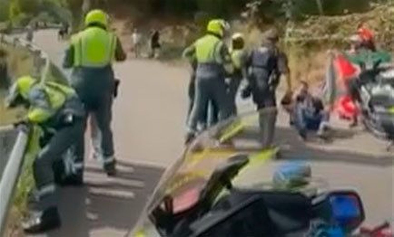 Doce detenidos por cortar el paso de la Vuelta en el Angliru
