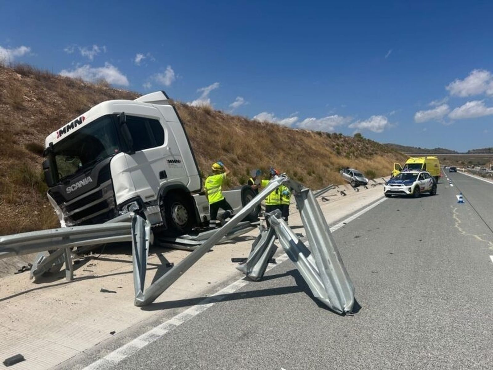 Accidente de tráfico entre un turismo y un camión en la A-33