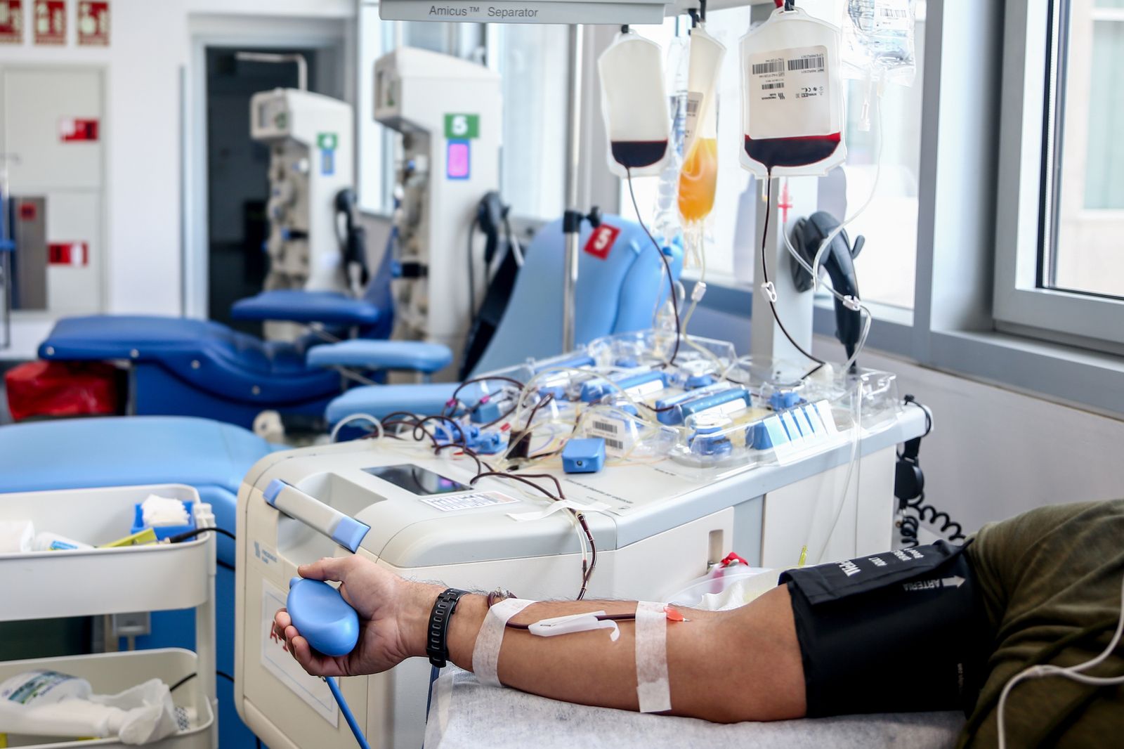 Un persona dona sangre en el laboratorio del Centro de Transfusión de Valdebernardo