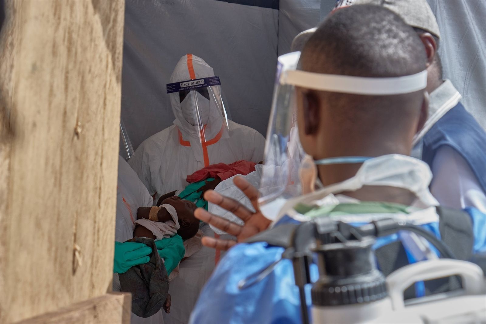 Médicos con niños enfermos en sus brazos en Bunia, Ituri, República Democrática de Congo