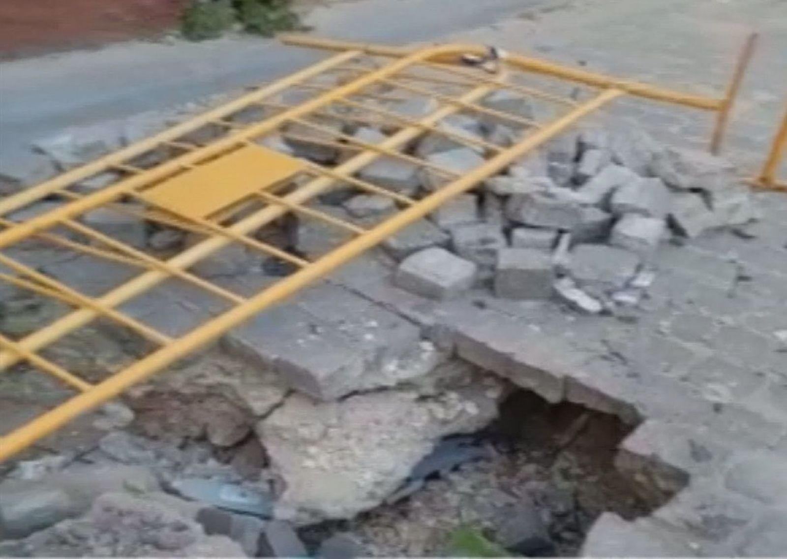 Vecinos de Barajas, hartos del socavón de la calle Camarillas