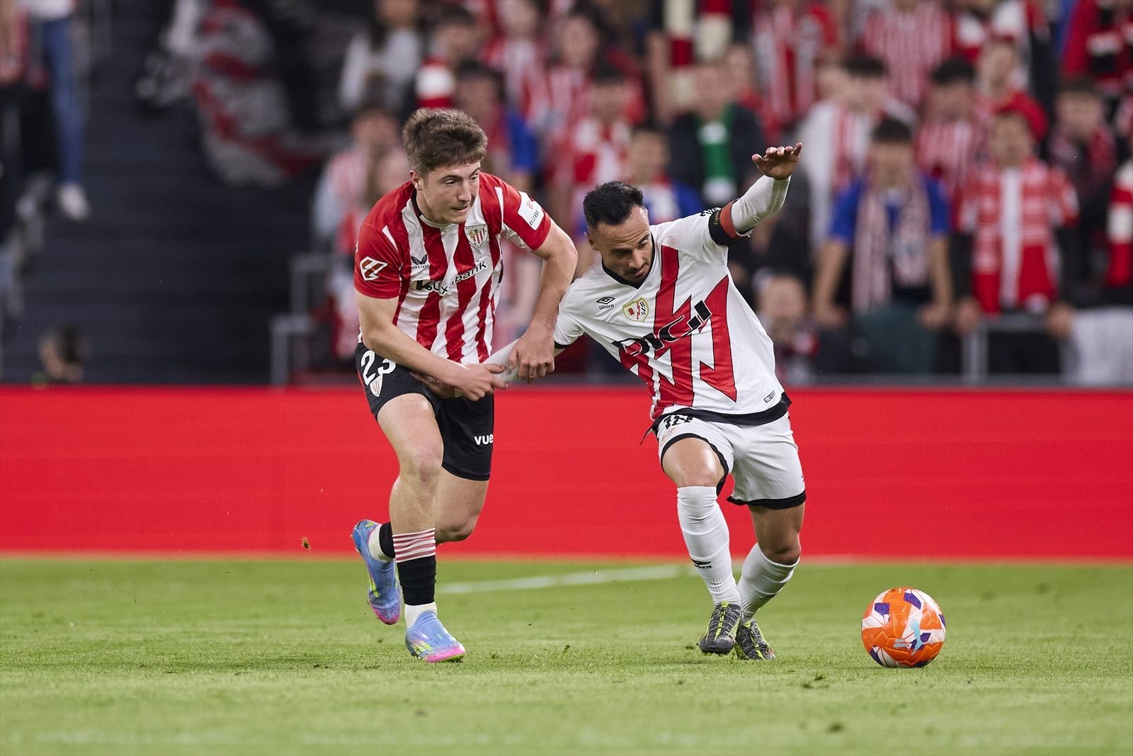 Mikel Jaureguizar, del Athletic Club, lucha con el rayista Álvaro García