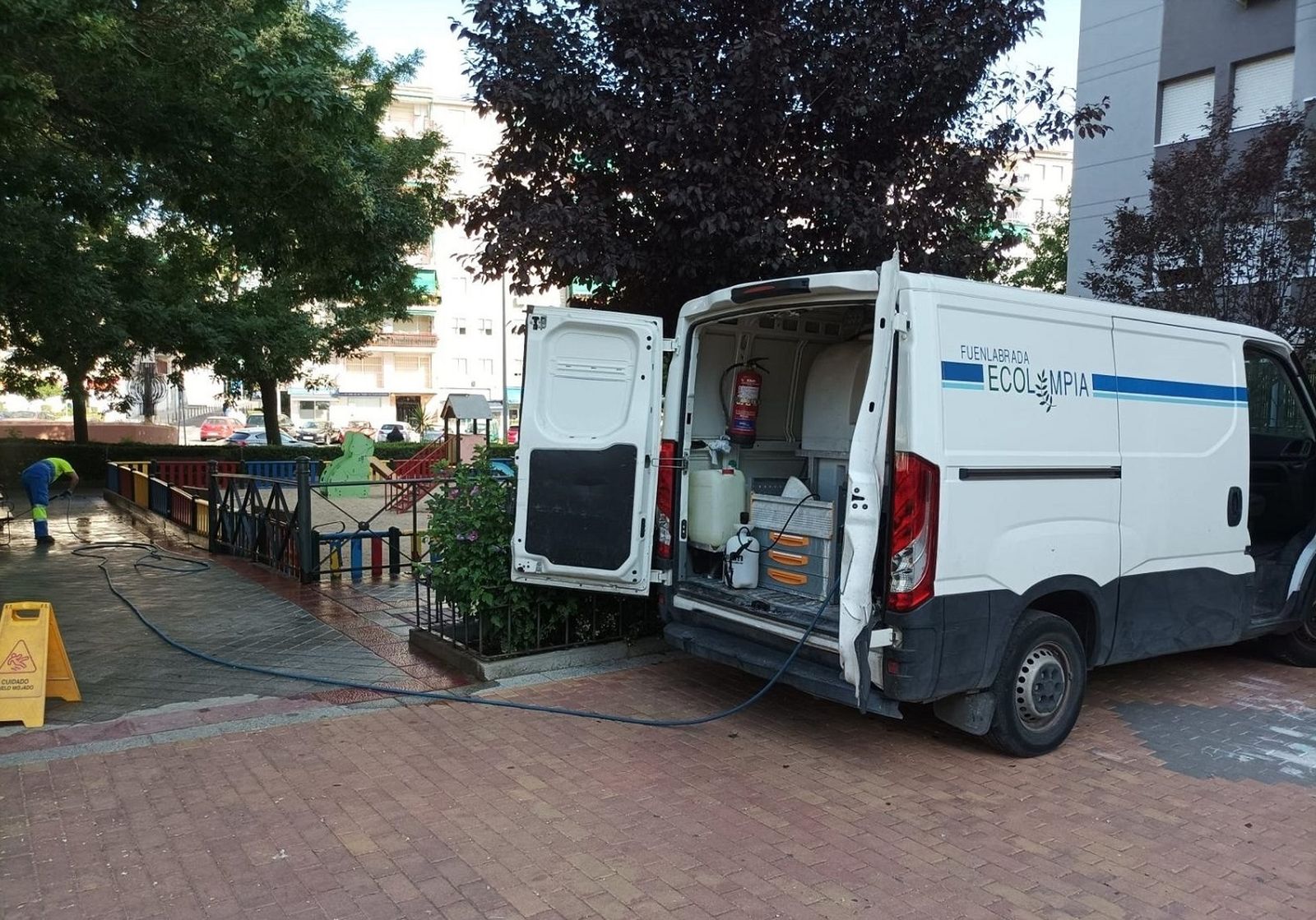 Labores de limpieza cerca de una zona infantil de Fuenlabrada