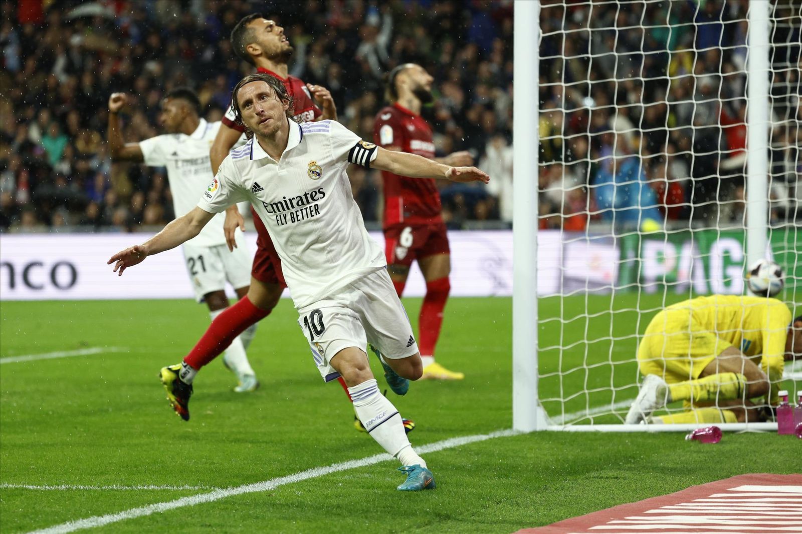 Modric celebra su gol, el primero de la noche, frente al Sevilla