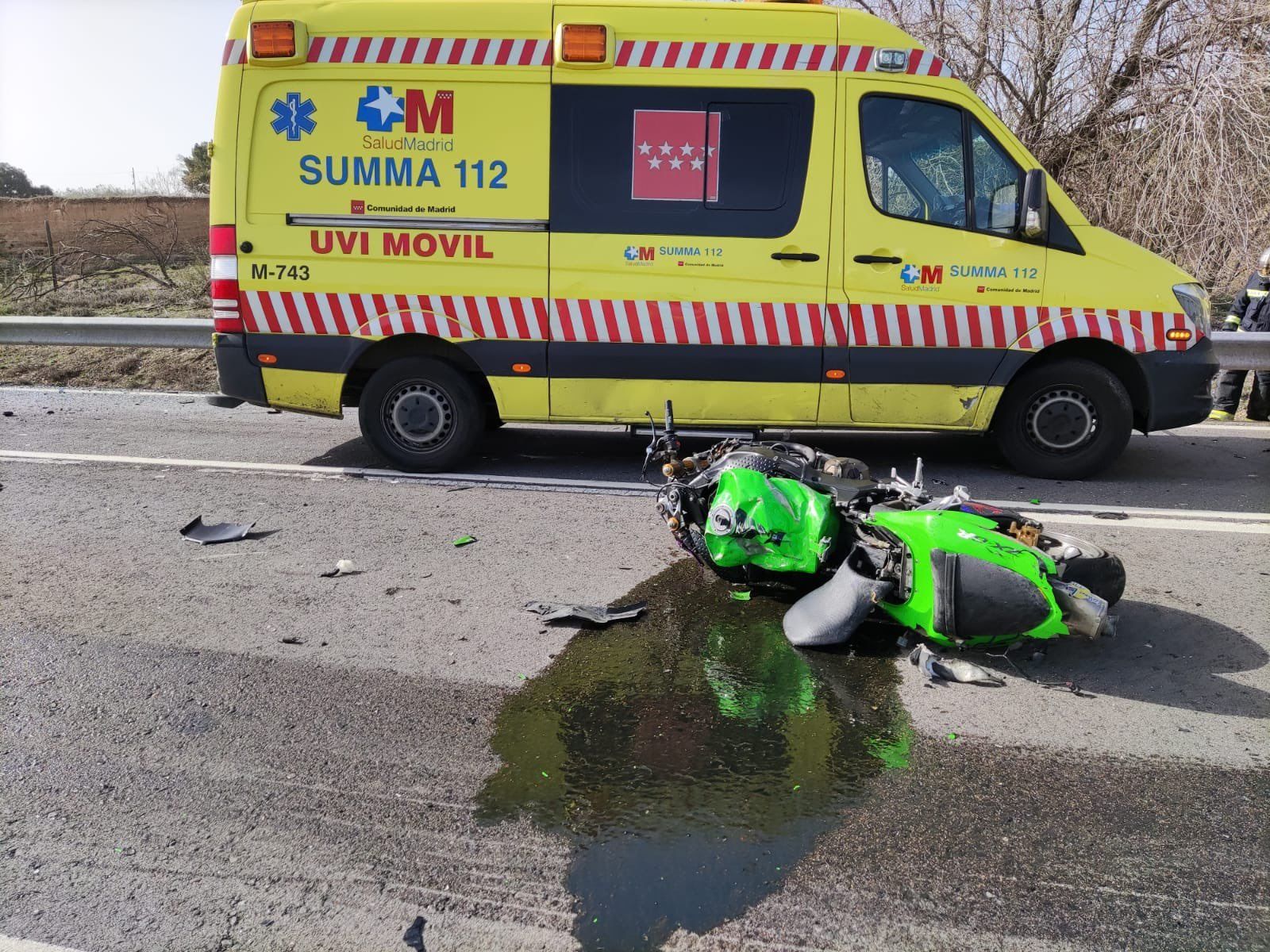 Motocicleta implicada en el accidente junto a la UVI del Summa112