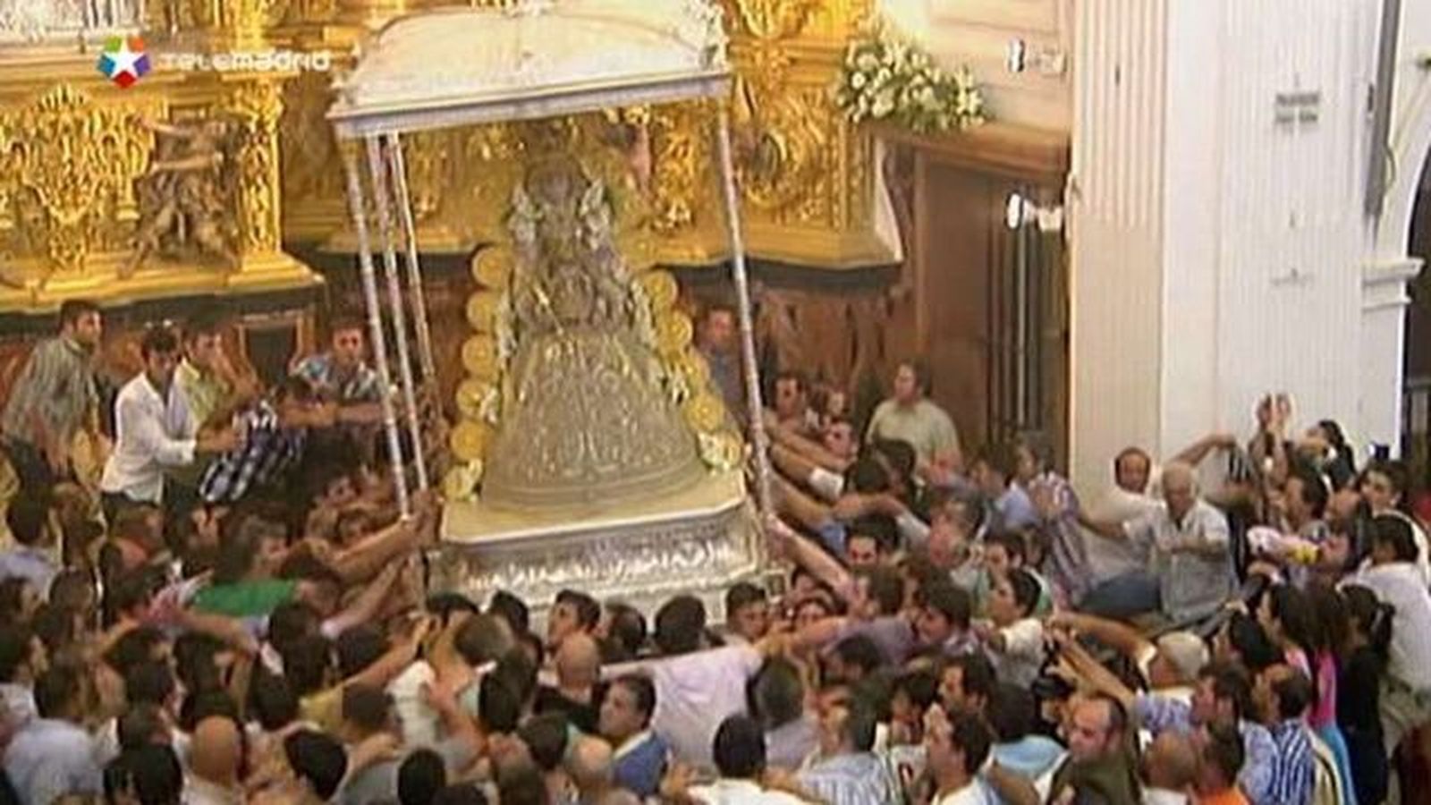 Los almonteños saltaron la reja a las 3:13 y comenzó la procesión de la Virgen