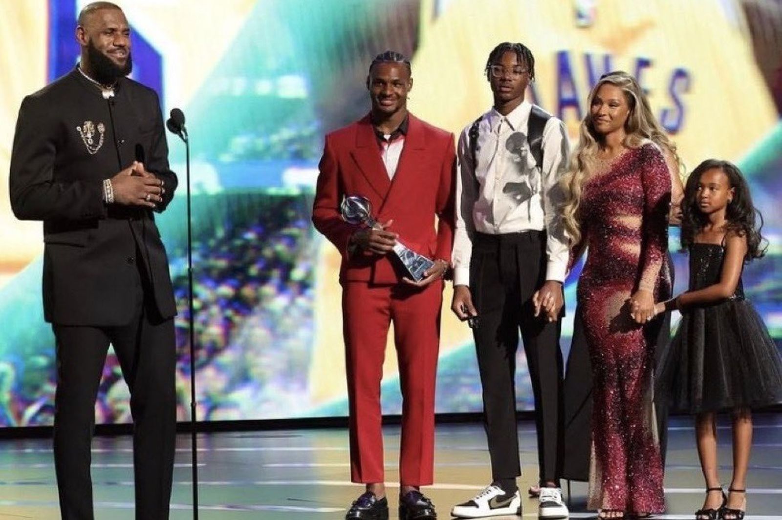 LeBron James junto a sus hijos y su esposa