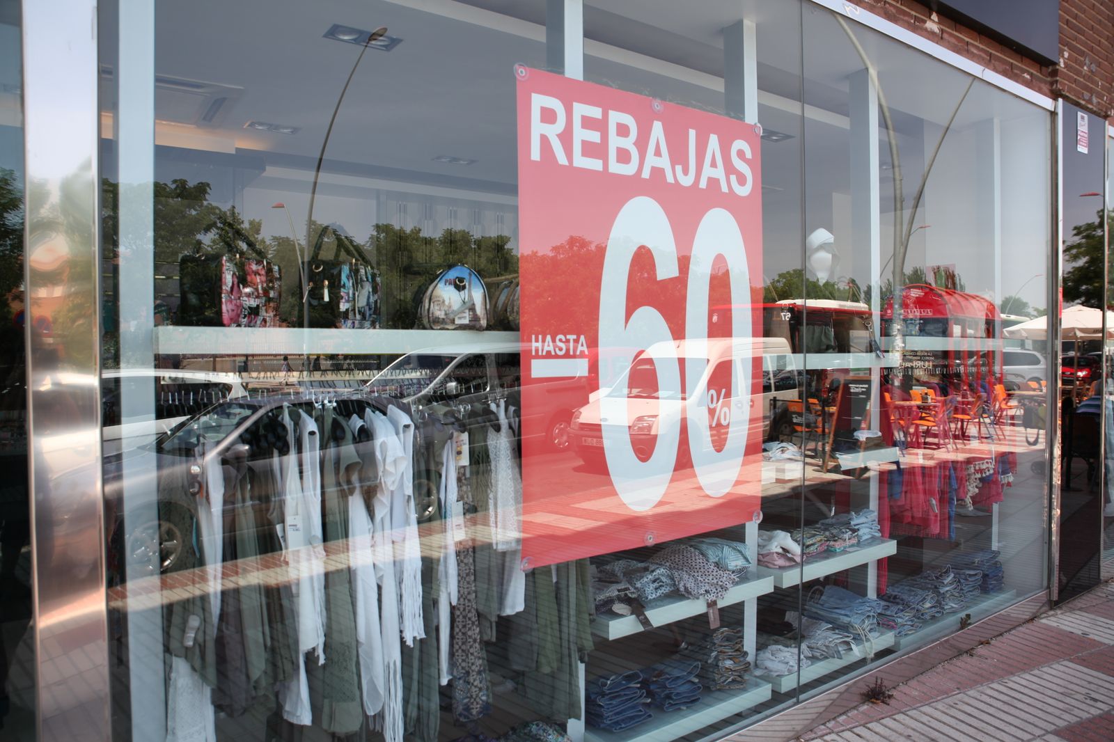 Cartel de rebajas en un escaparate
