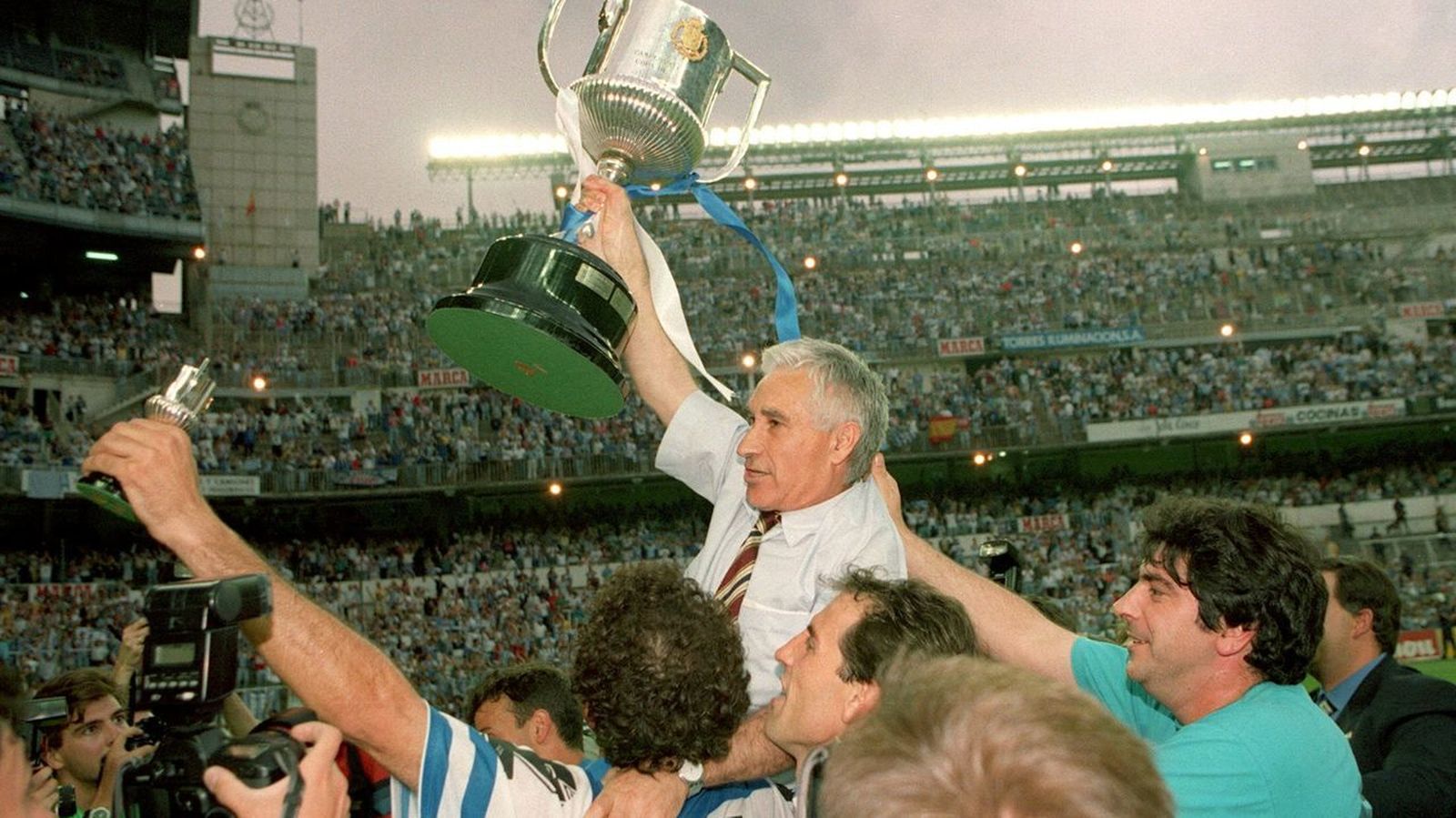 Arsenio Iglesias tras ganar la Copa del Rey de 1995 con el Deportivo