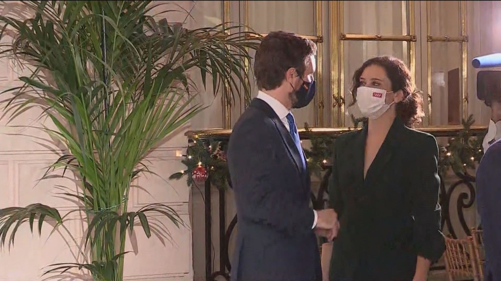 Pablo Casado y Isabel Díaz Ayuso charlan