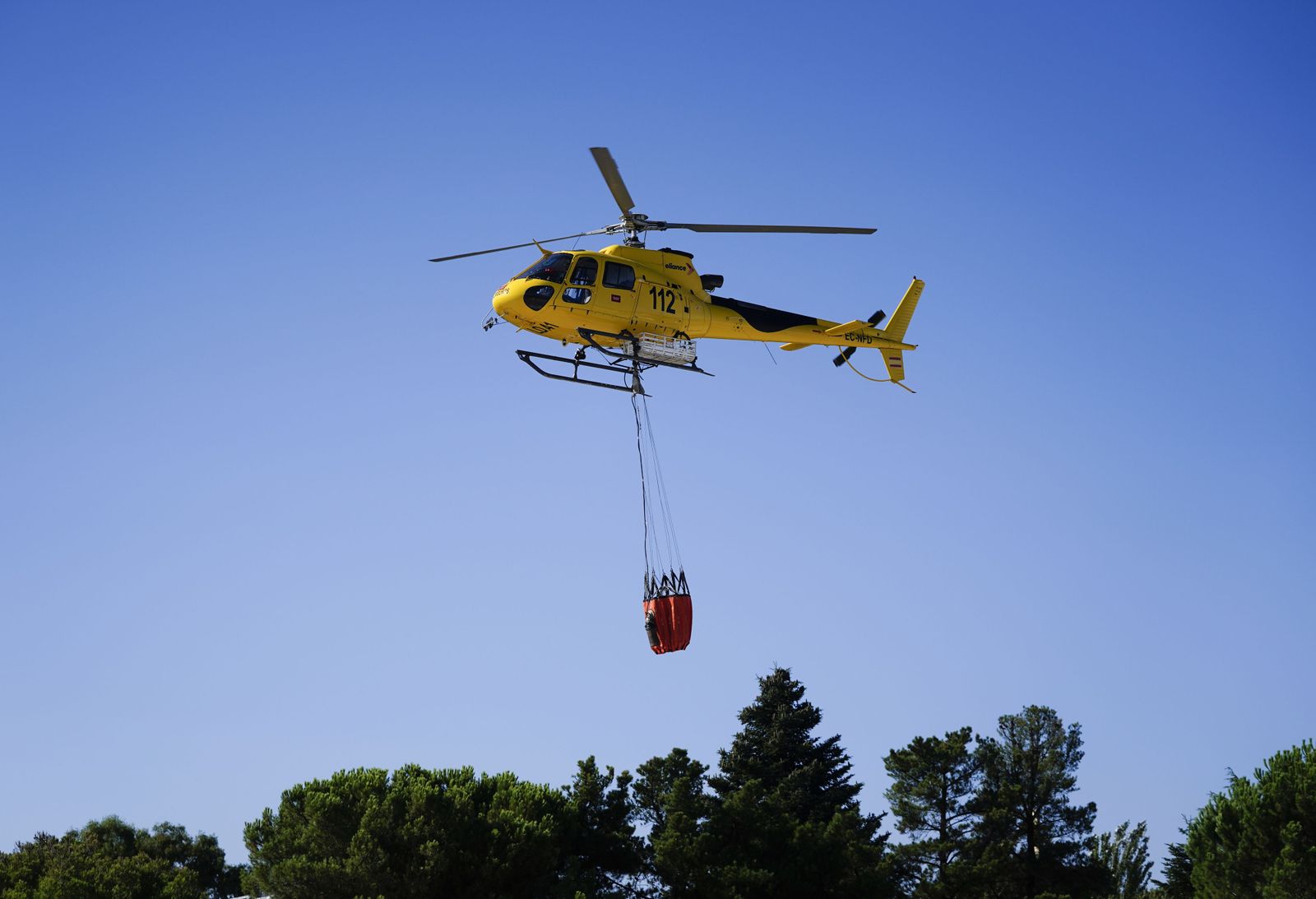 Los helicópteros de Bomberos, cruciales en los incendios forestales de Madrid