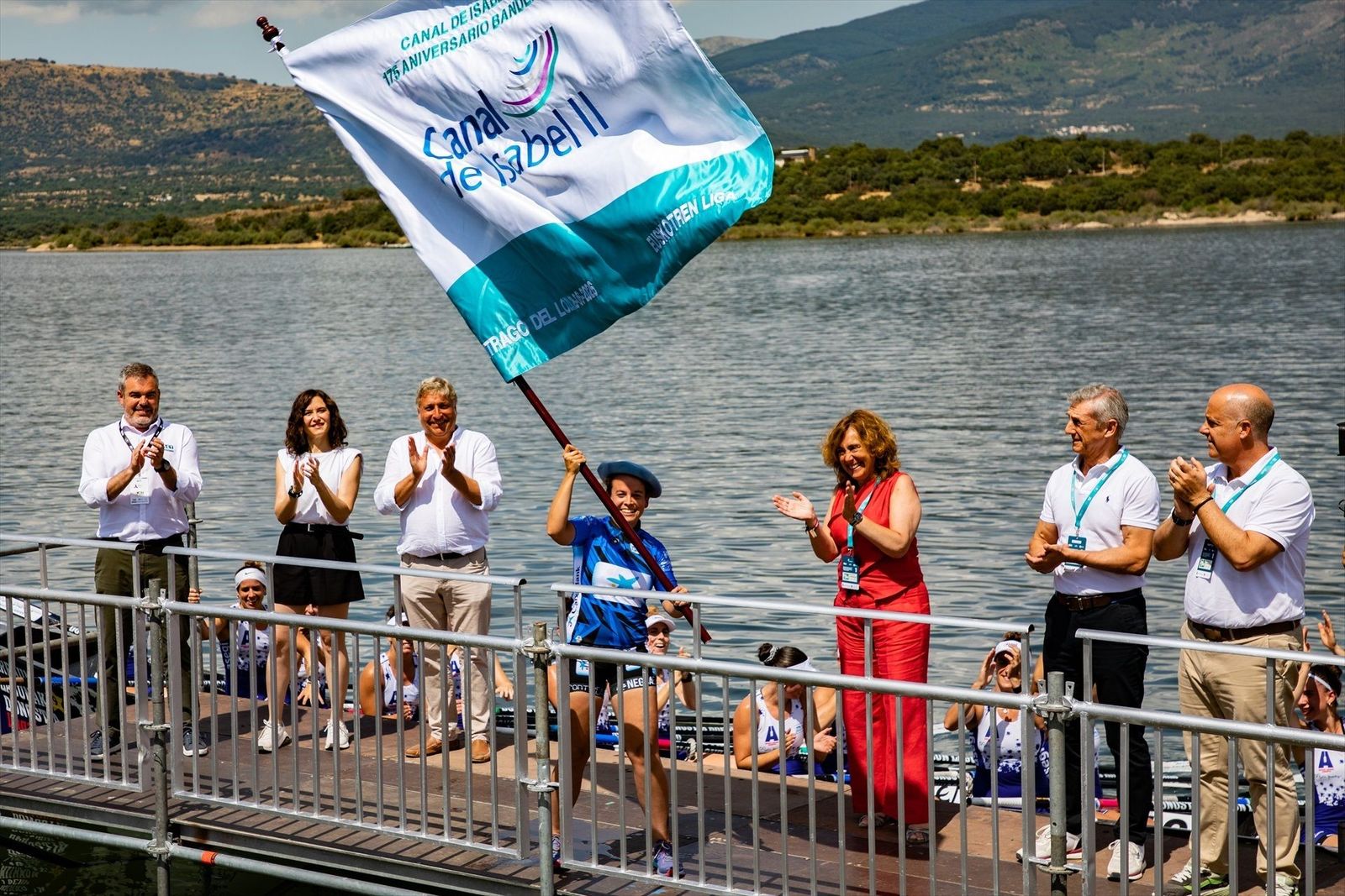Buitrago de Lozoya disfruta de la primera regata de traineras en el pantano de Riosequillo