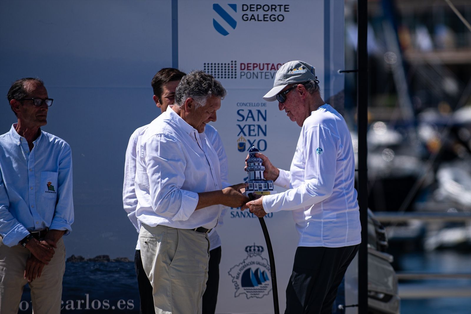 Juan Carlos I gana con el 'Bribón' y asegura que regresará "muchas veces" a Galicia este verano