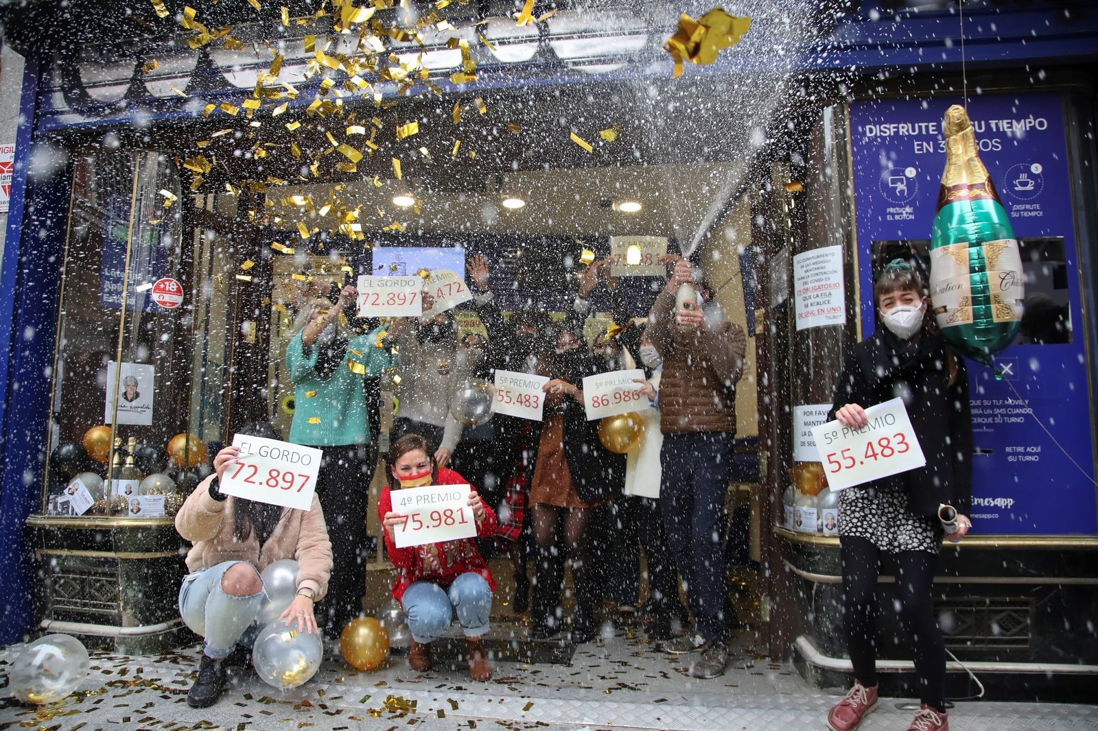 Fiesta el Doña Manolita tras dar el Gordo de la Lotería de Navidad 2020