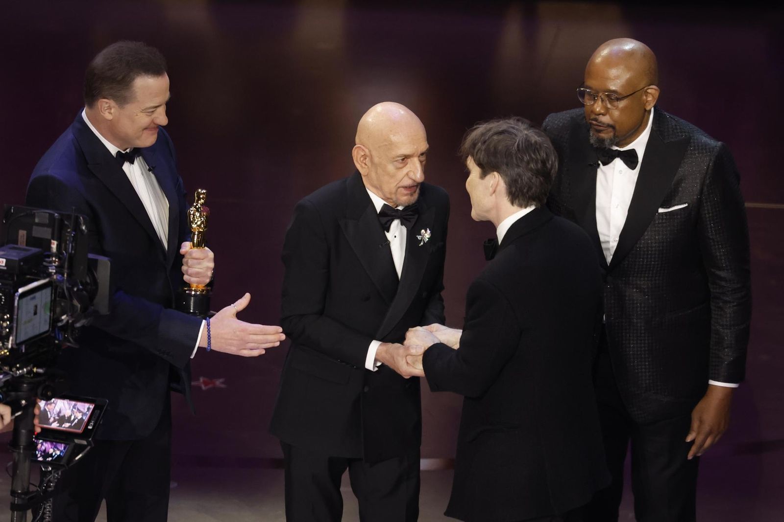Cillian Murphy recoge el Oscar a Mejor Actor Principal de manos de Brendan Fraser  y es felicitado por  Sir Ben Kingsley y Forest Whitaker