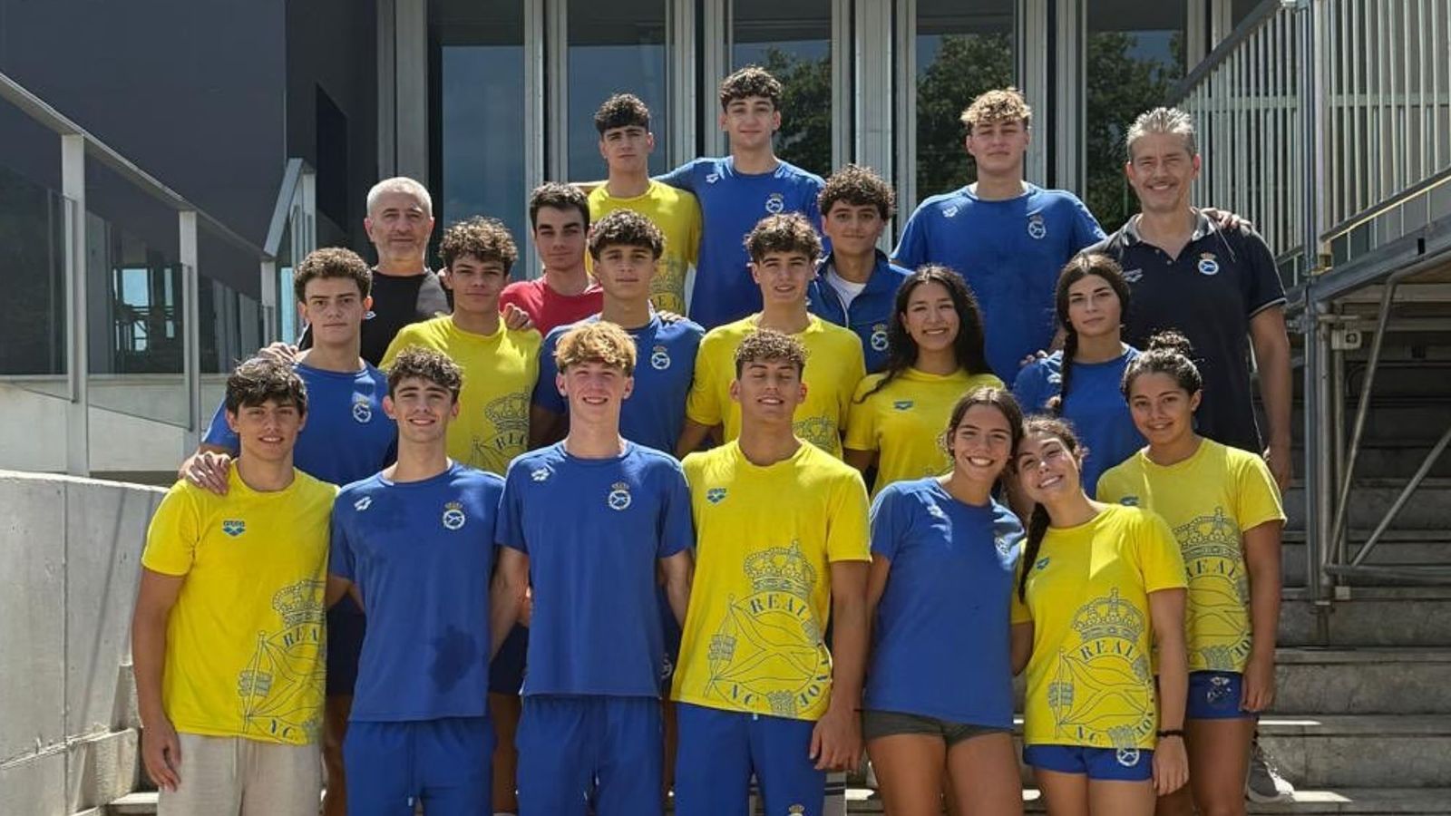 Equipo júnior de natación del Real Canoe