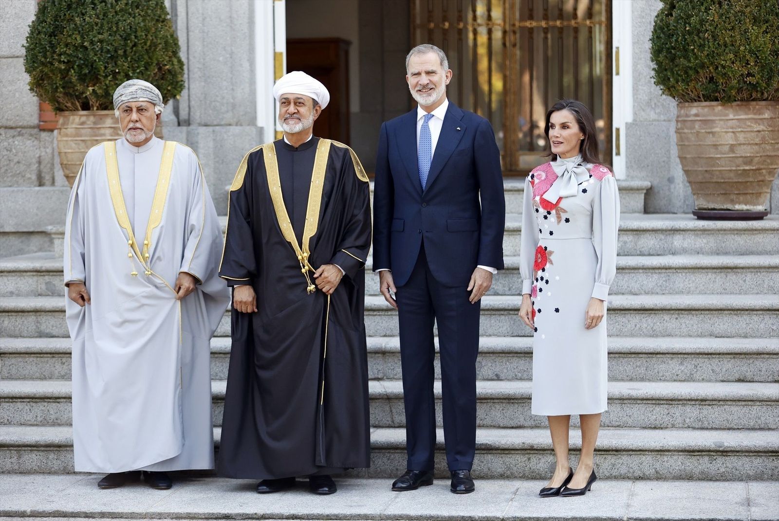 Los Reyes reciben con honores al sultán de Omán en el Palacio Real de Madrid