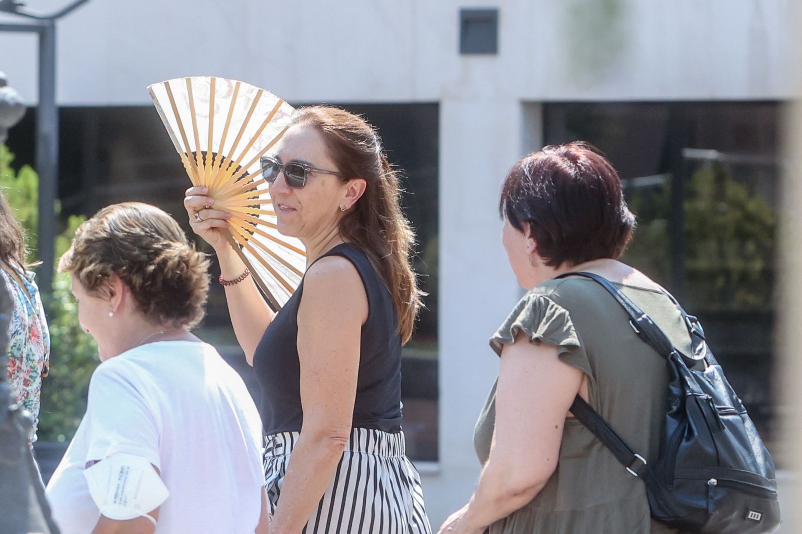 Gente en la calle en plena ola de calor de julio