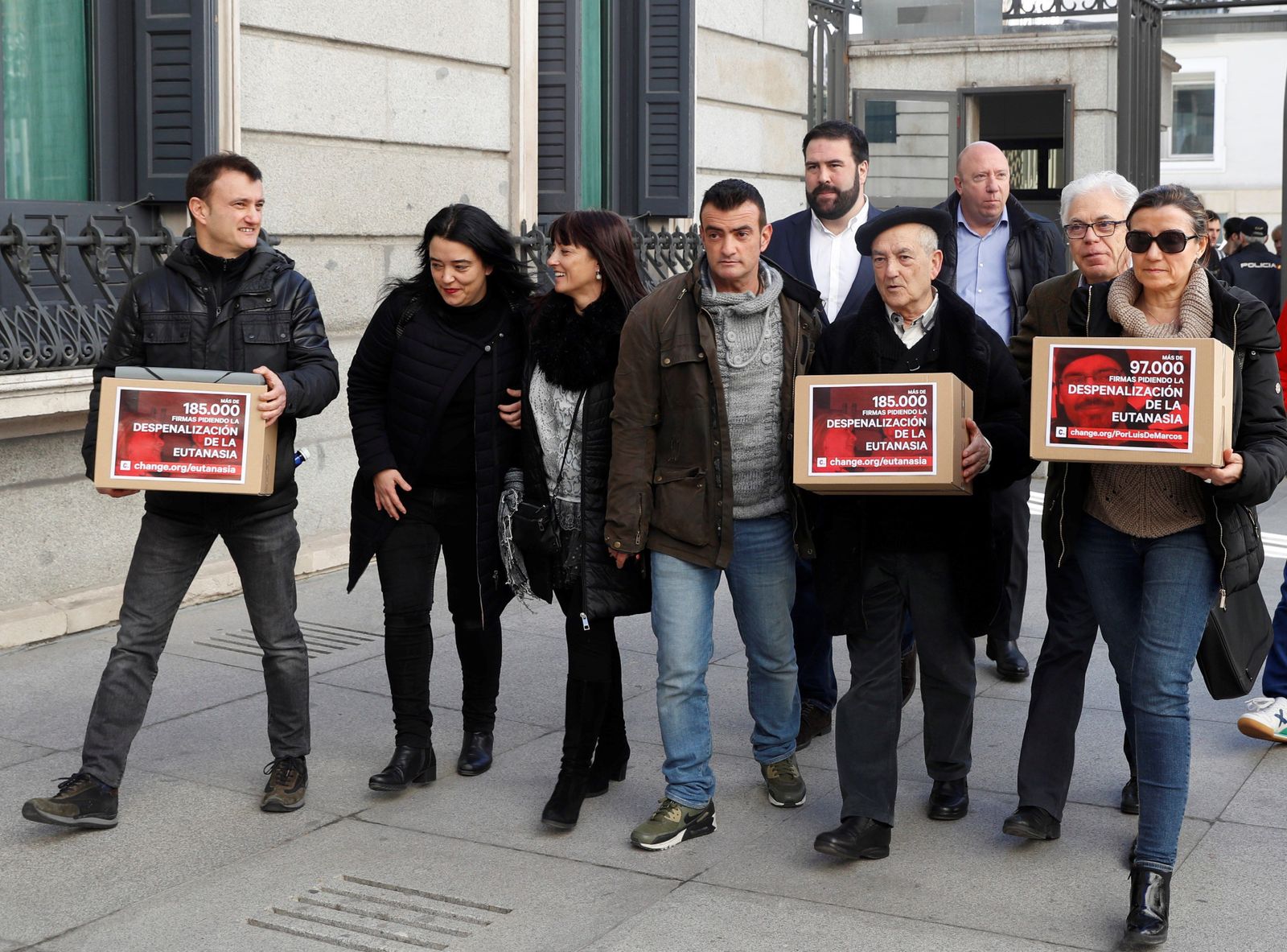 Más de 280.000 firmas llegan al Congreso para pedir la ley que regula la eutanasia