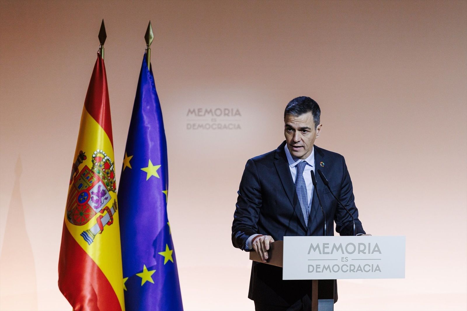 Sánchez anuncia un centenar de actos en 2025 por los 50 años de la muerte de Franco bajo el lema 'España en libertad'