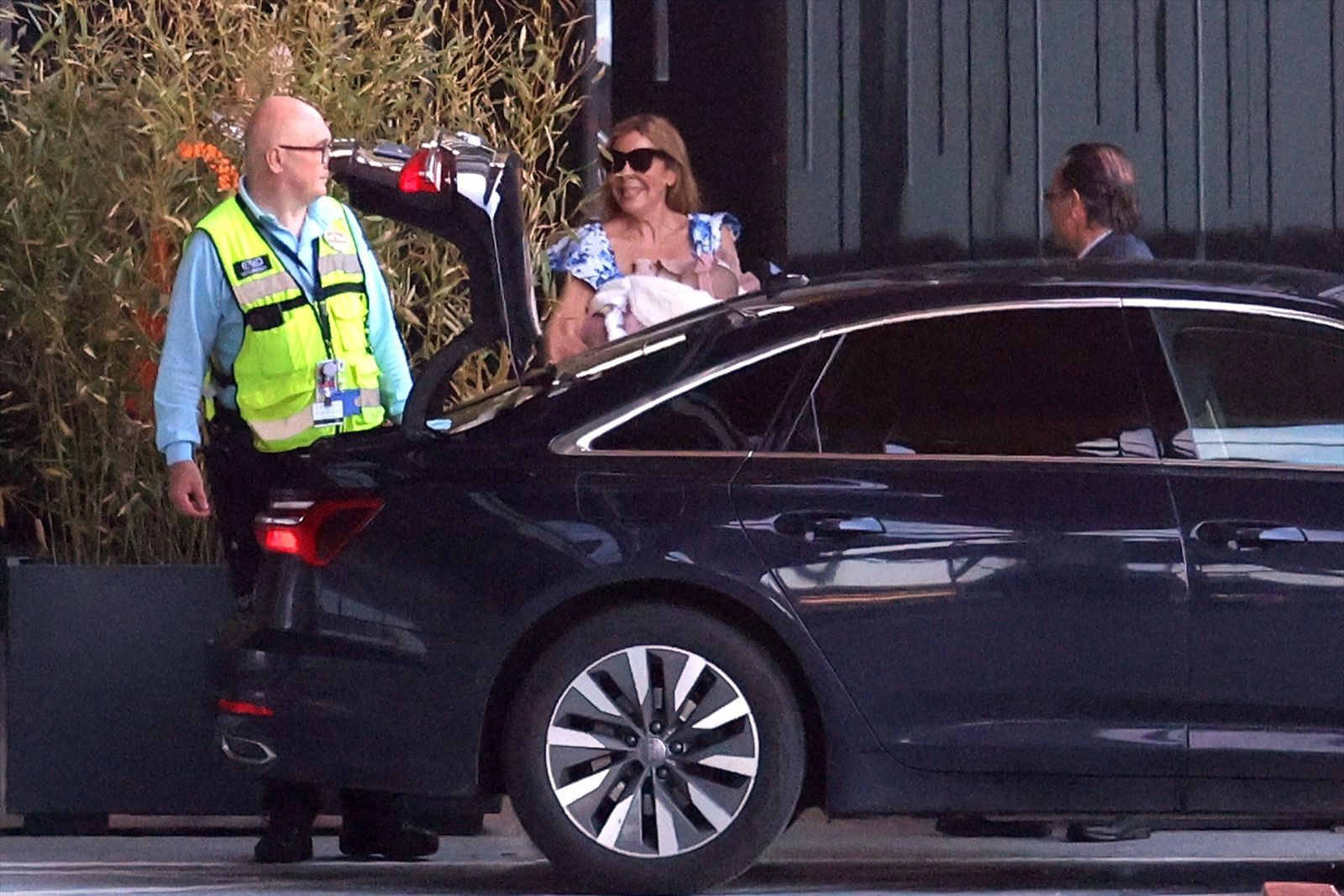 Ana Obregón en el aeropuerto junto a la pequeña Ana Sandra Lequio tras regresar de Estados Unidos, a 31 de mayo de 2023, en Madrid (España)